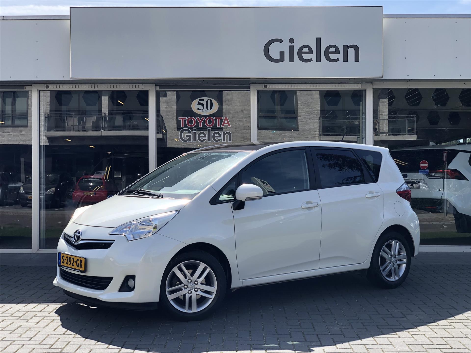 Toyota Verso-S 1.3 VVT-i CVT Automaat Dynamic | Navigatie, Panoramadak, 16 inch, Keyless, Startknop, Armsteun, Zeer compleet! 35260178-0.jpg | Autobedrijf Gielen