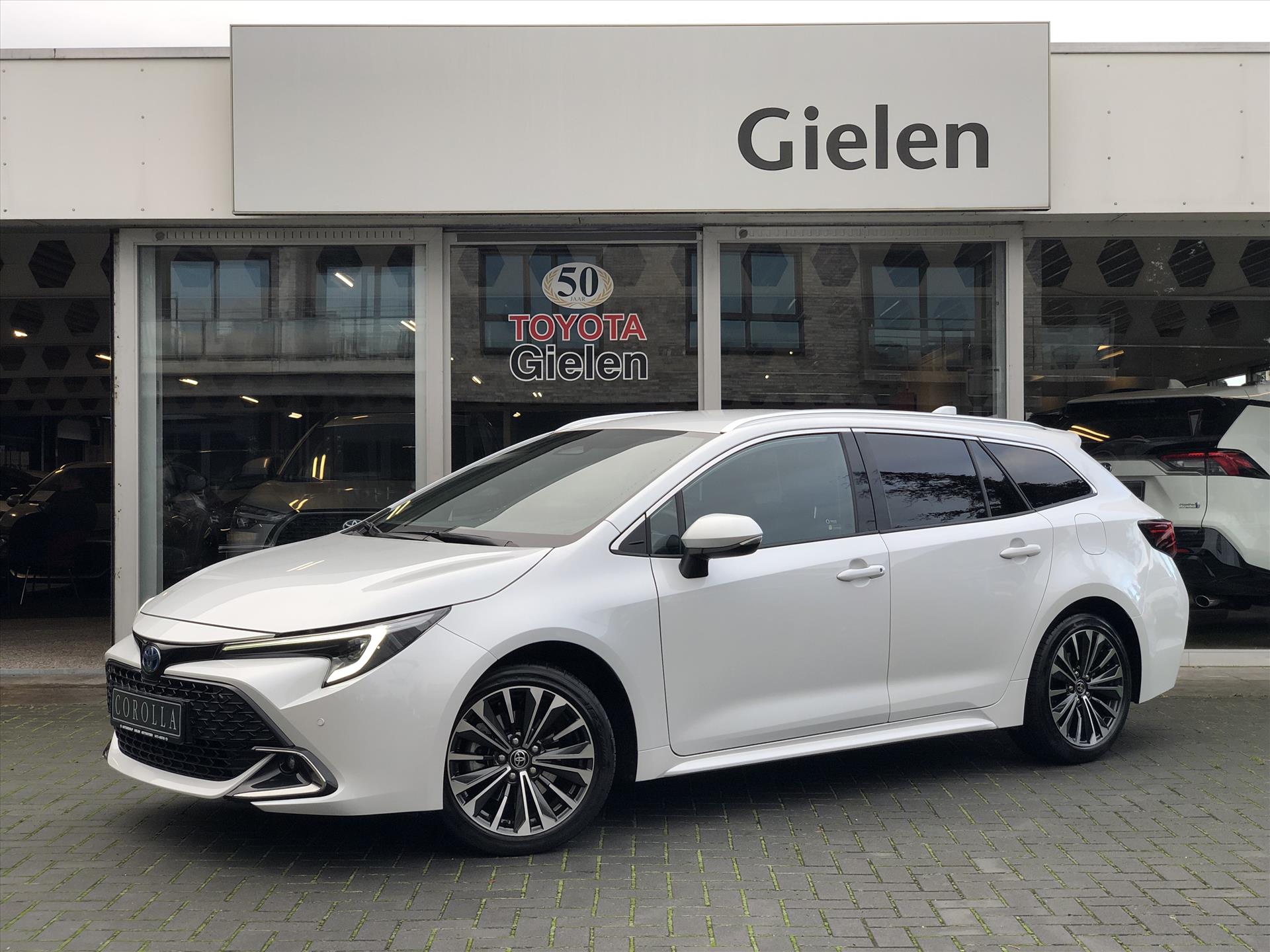 Toyota Corolla Touring Sports 2.0 Hybrid First Edition Plus | Nieuw model, Dodehoekherkenning, Parkeersensoren, CarPlay, Navigatie, Stoel + Stu 35632680-0.jpg | Autobedrijf Gielen