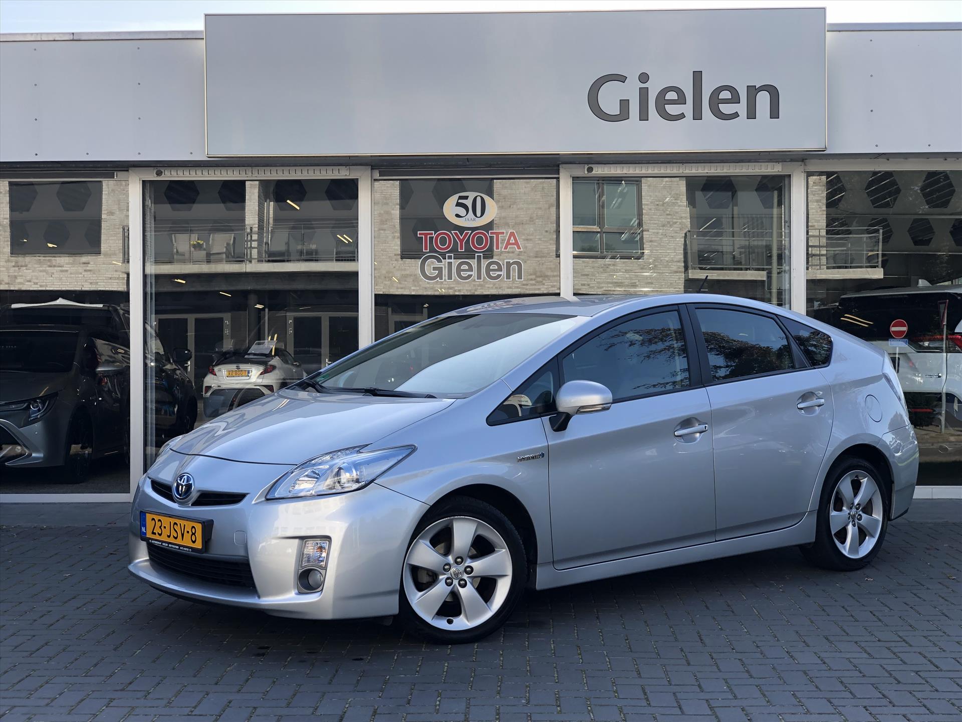 Toyota Prius 1.8 Full Hybrid Aspiration | Eerste eigenaar, Trekhaak, Cruise control, Head up display, Climate control, Keyless, 17 inch 35653920-0.jpg | Autobedrijf Gielen