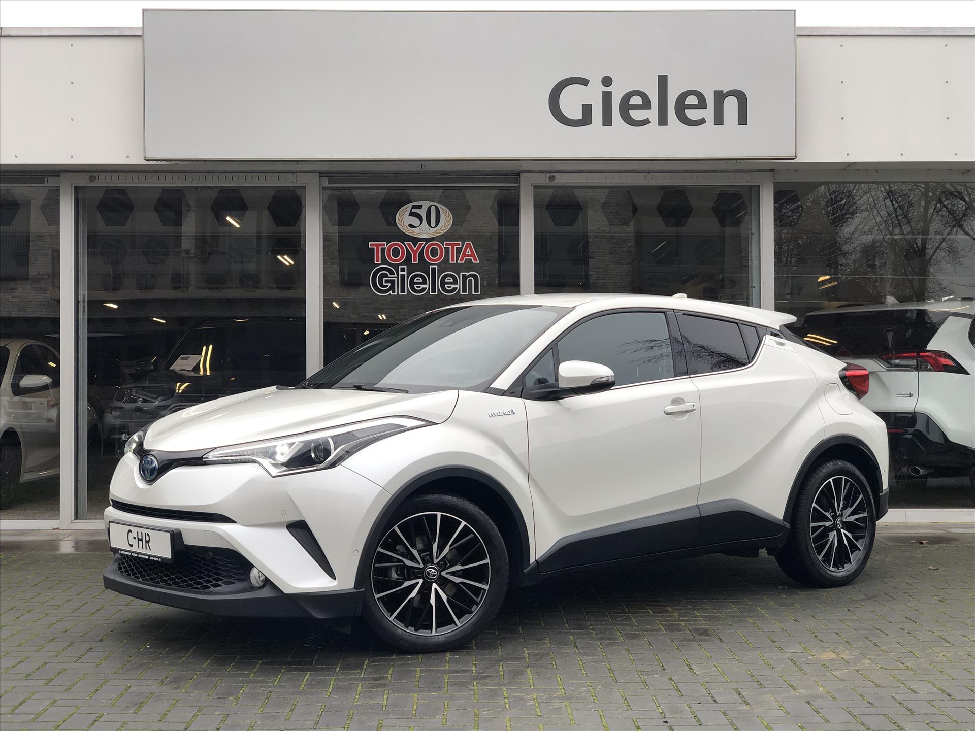 Toyota C-HR 1.8 Hybrid Premium | JBL, Navigatie, Dodehoekherkenning, Parkeersensoren, Half leer, Stoel + Stuurverwarming, Parelmoer wit 36086439-0.jpg | Autobedrijf Gielen