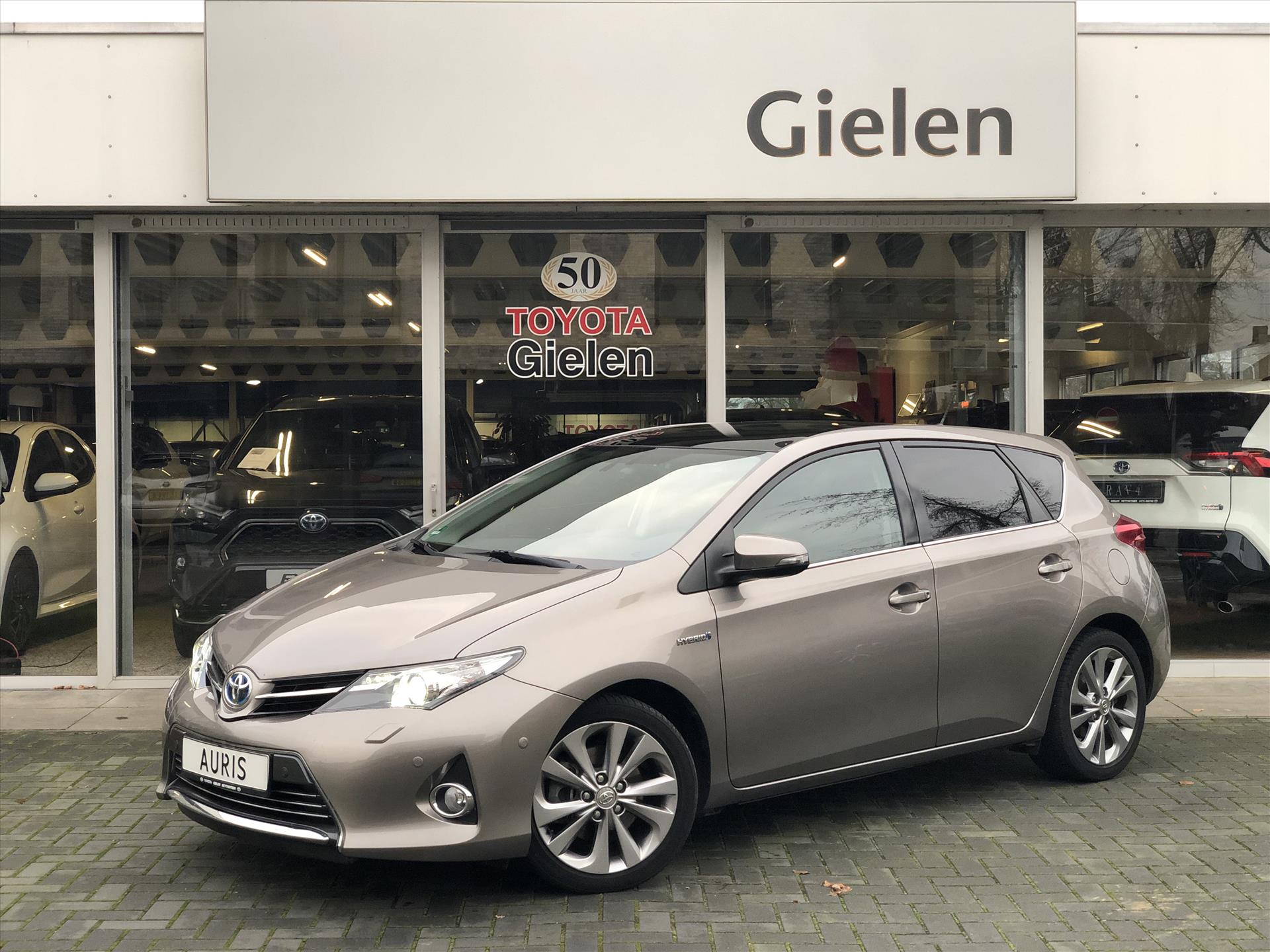 Toyota Auris 1.8 Hybrid Lease Pro | JBL, Panoramadak, Parkeersensoren, Stoelverwarming, 17inch, Navigatie, Cruise control, Zeer compleet! 36403952-0.jpg | Autobedrijf Gielen