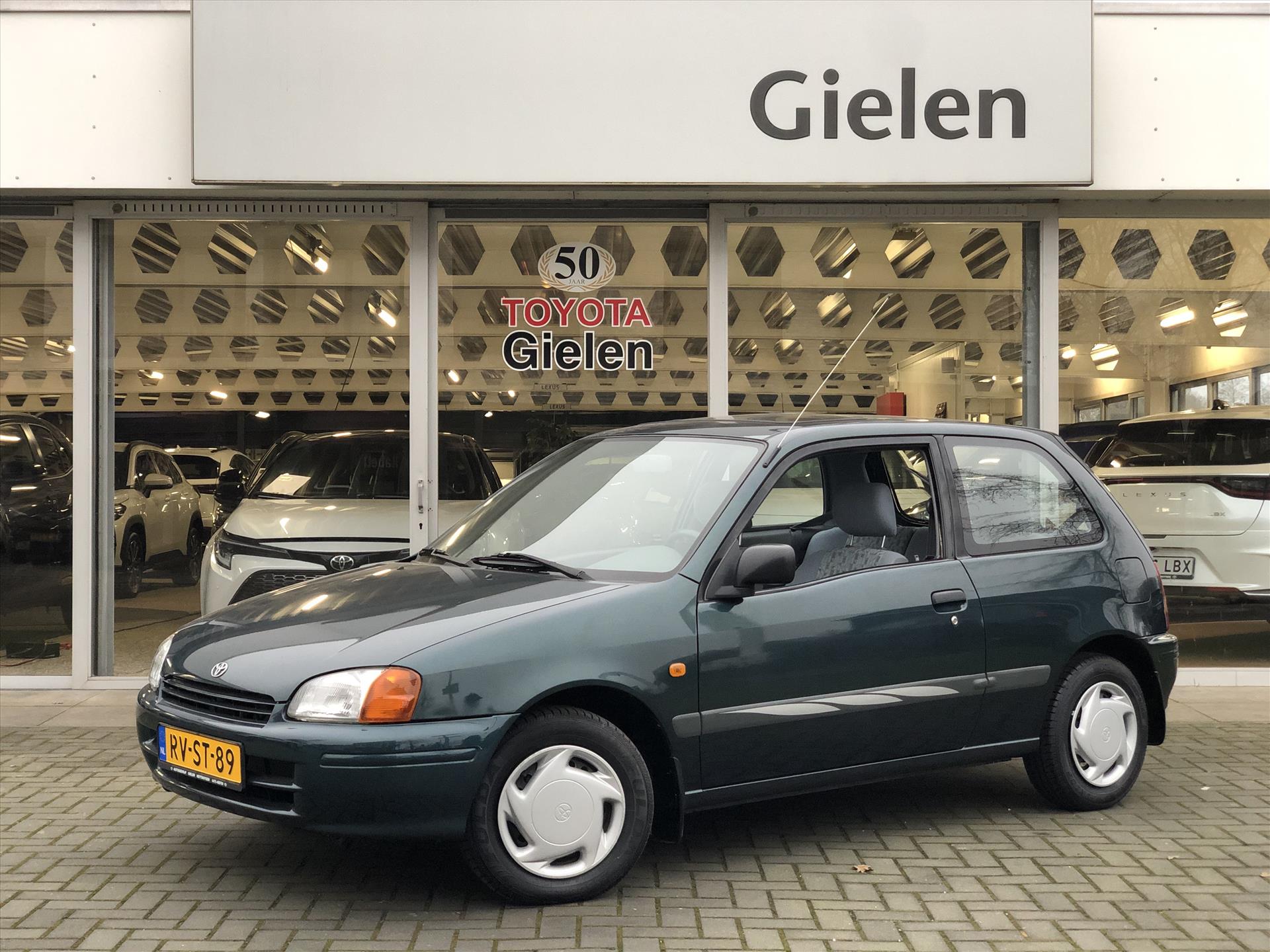 Toyota Starlet 1.3 16V | Eerste eigenaar, nieuw geleverd, Zeer weinig KM, Stuurbekrachtiging, Elektrische ramen 36610868-0.jpg | Autobedrijf Gielen