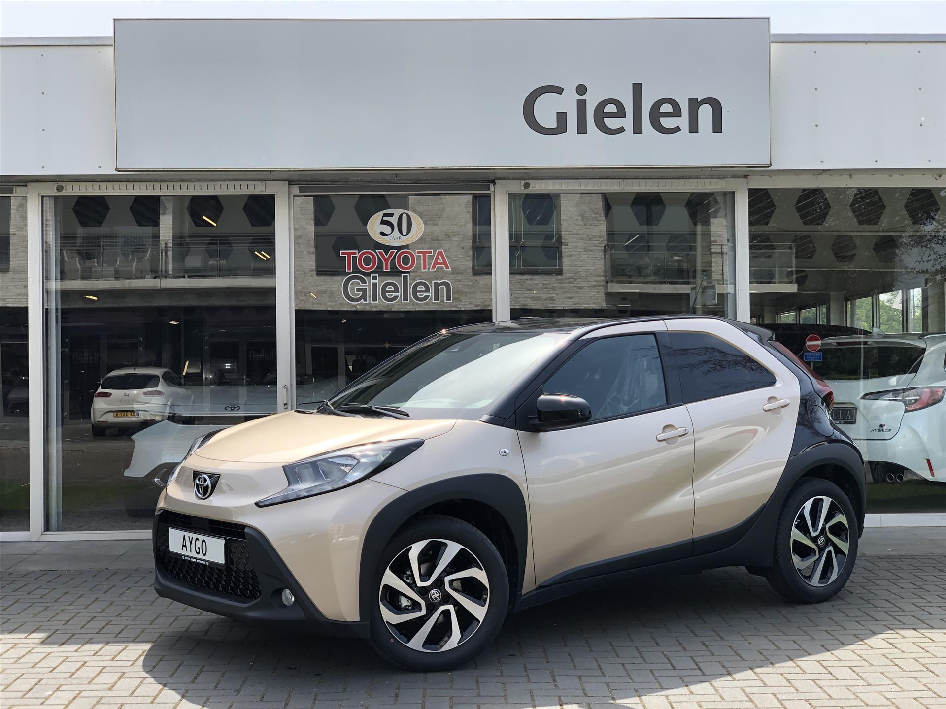 Toyota Aygo X 1.0 VVT-i S-CVT Pulse Bi-Tone | Smart Connect, Stoelverwarming, Apple CarPlay/Android Auto, Parkeercamera, 17 inch 36779667-0.jpg | Autobedrijf Gielen