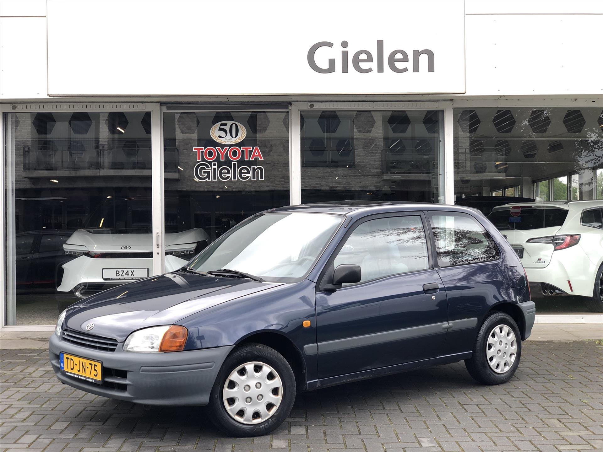Toyota Starlet 1.3 16V Black Edition | Sunroof, Trekhaak, Stuurbekrachtiging, Nieuw geleverd & onderhouden 36786713-0.jpg | Autobedrijf Gielen