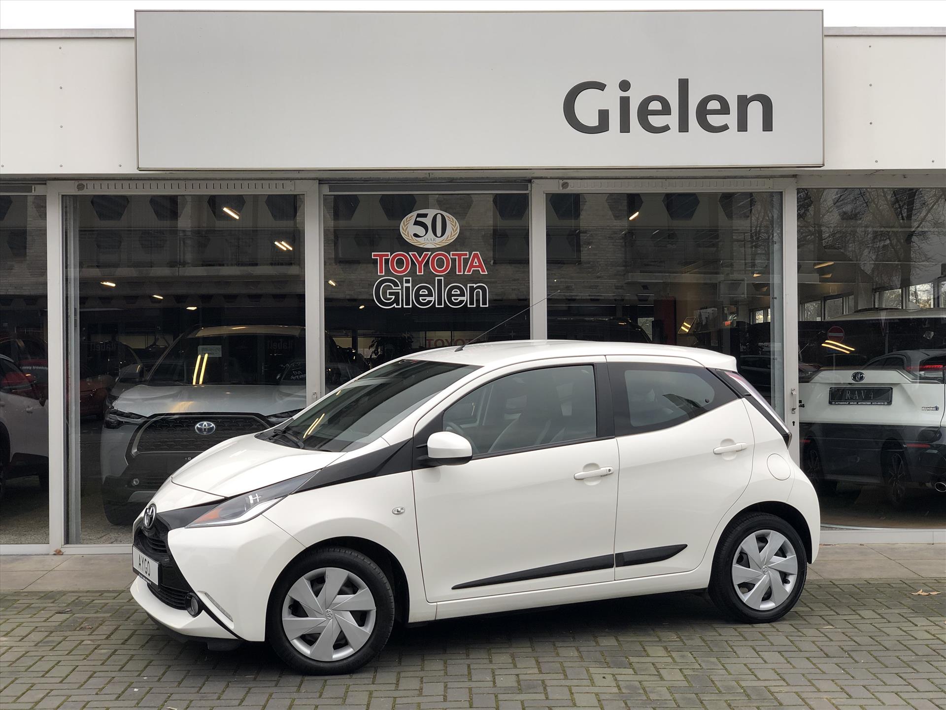 Toyota Aygo 1.0 VVT-i x-play | Eerste eigenaar, Parkeercamera, Bluetooth, Stuurbediening, In hoogte verstelbare Stoel, Airconditioning 36792763-0.jpg | Autobedrijf Gielen