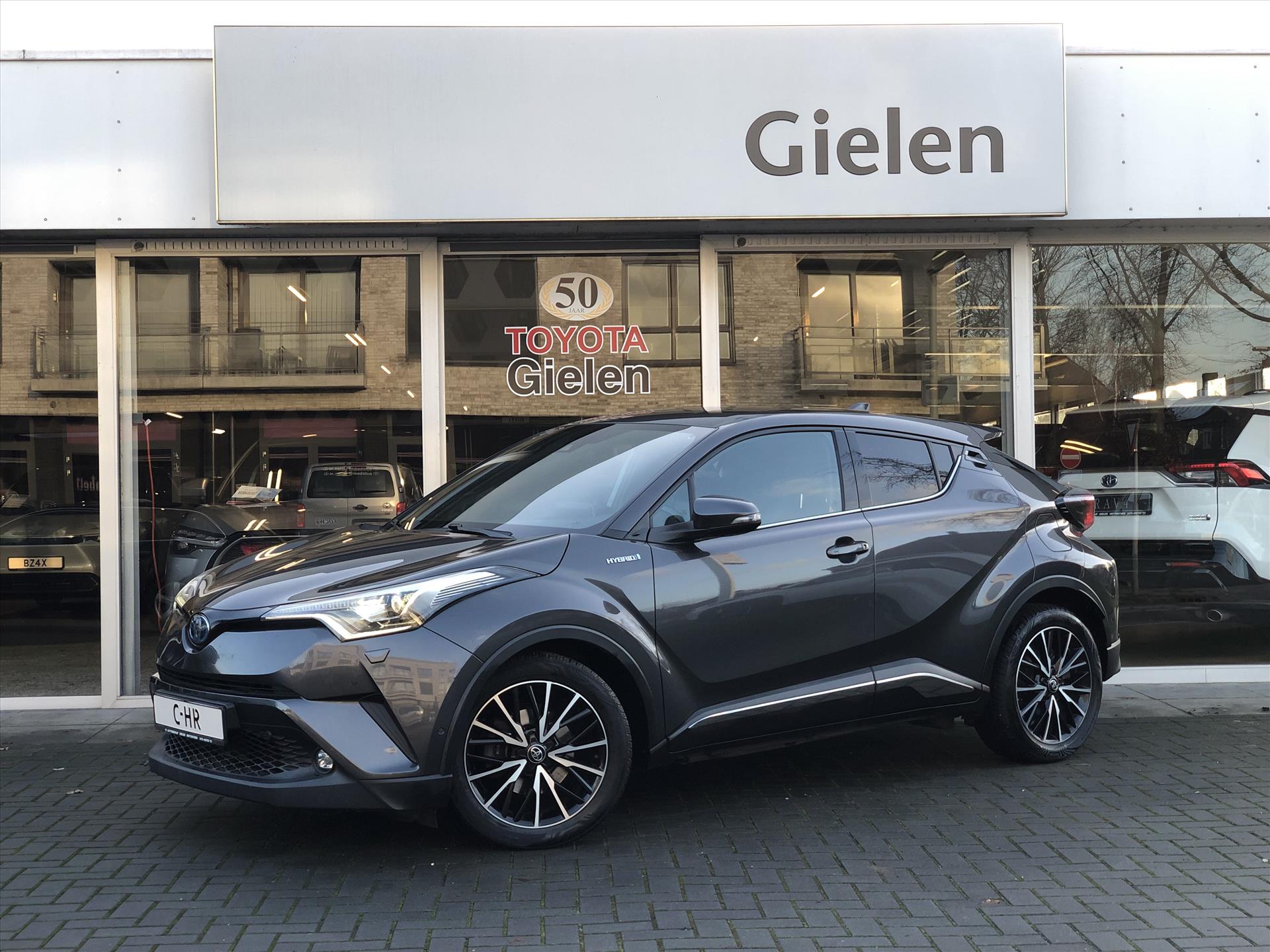 Toyota C-HR 1.8 Hybrid Premium | Full options, LED Pakket, Navigatie, JBL, Chroom, Skirt, Dodehoekherkenning, Parkeersensoren, Stoel + Stuur 36817436-0.jpg | Autobedrijf Gielen