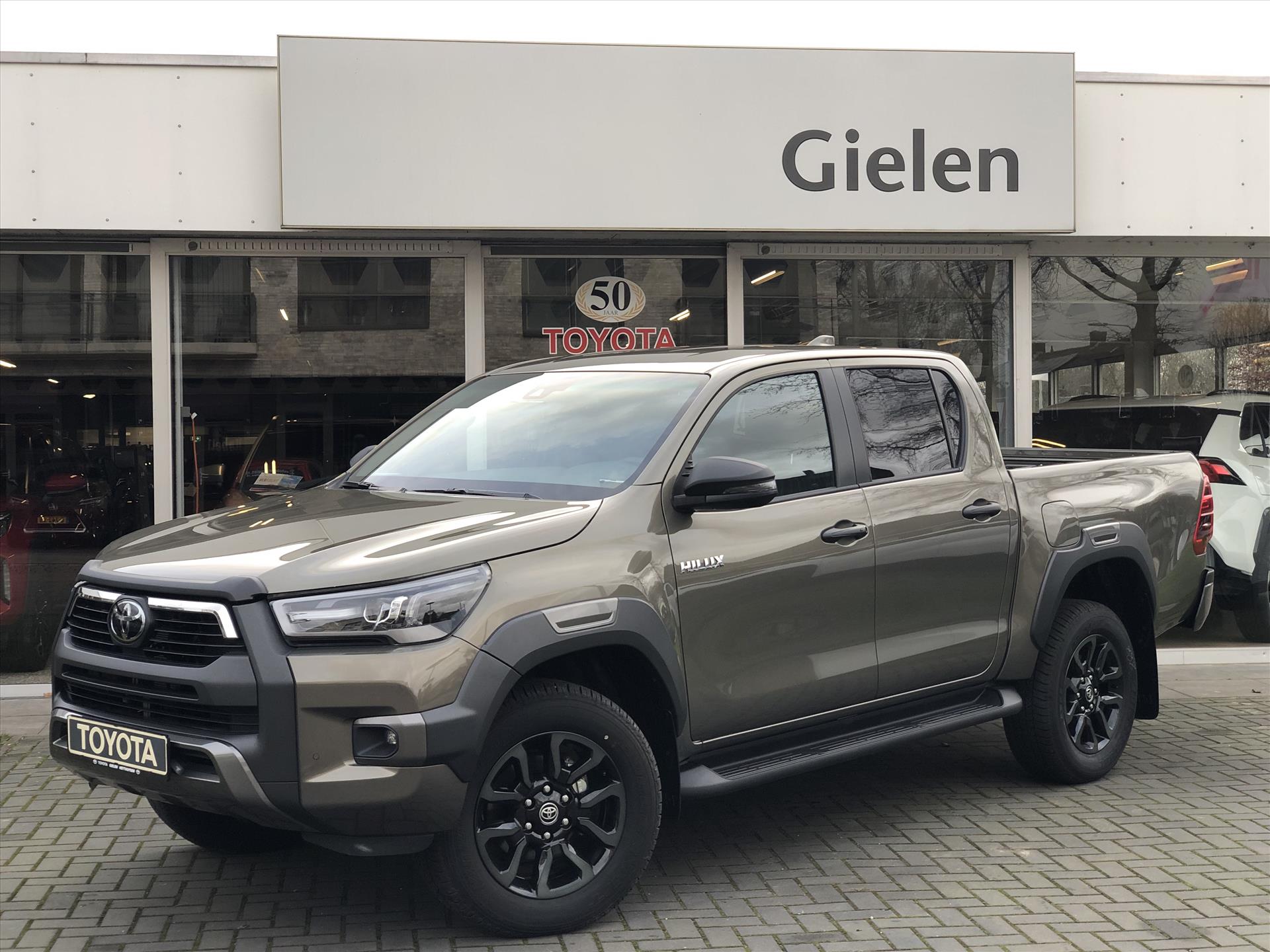 Toyota Hilux 2.8 4WD 204PK Dubbele Cabine Invincible | Grijs Kenteken, Leer, Stoelverarming, JBL, Navigatie, Direct Leverbaar 36859364-0.jpg | Autobedrijf Gielen