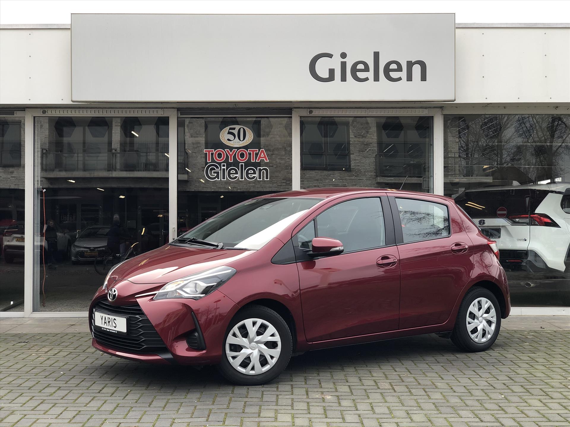 Toyota Yaris 1.5 VVT-i 111pk Aspiration Plus | Eerste eigenaar, Leer, Parkeercamera, Cruise control, Climate control, Safety Sense 36901161-0.jpg | Autobedrijf Gielen