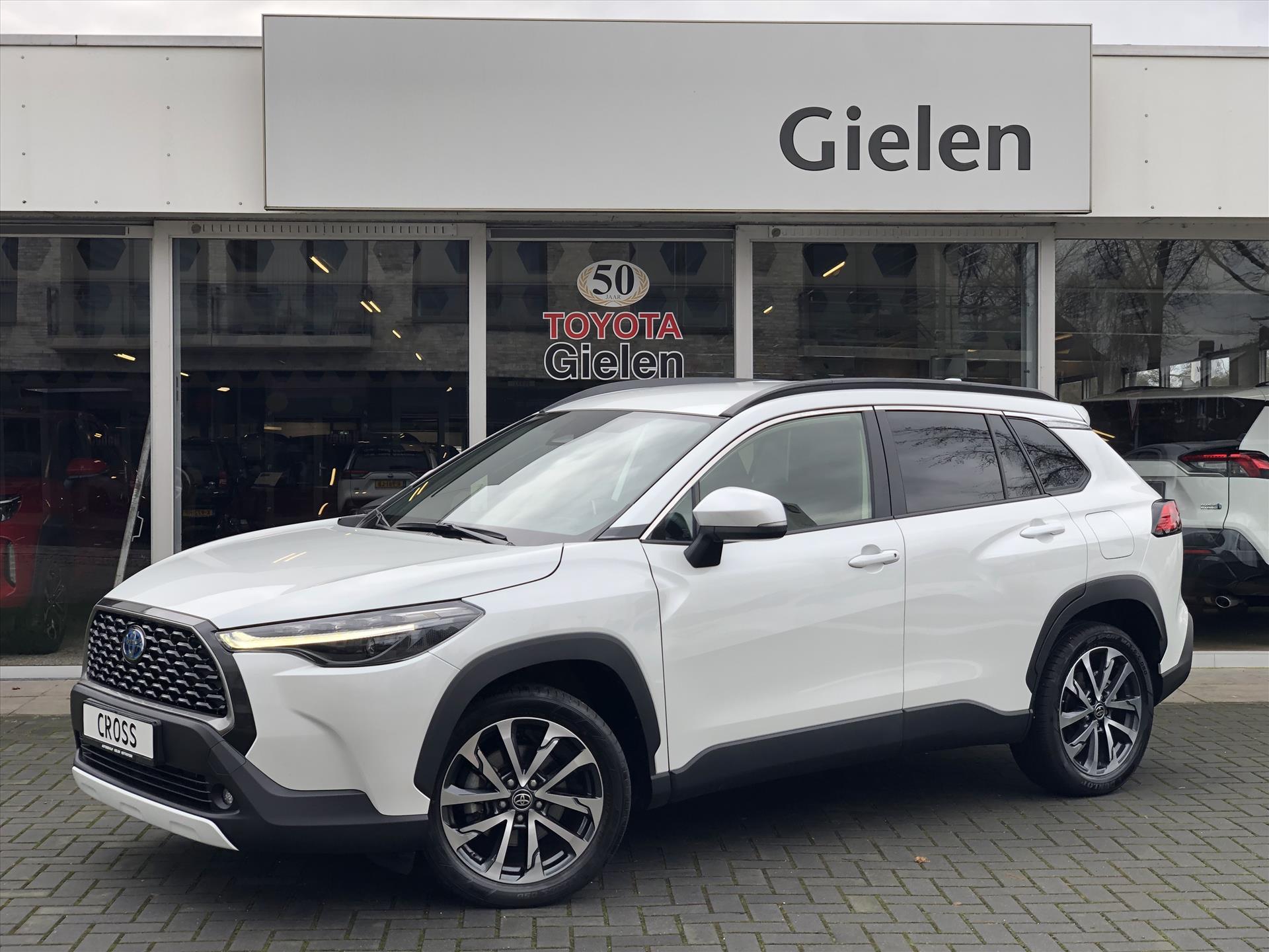 Toyota Corolla Cross 2.0 High Power Hybrid Dynamic Plus | Stoel + Stuurverwarming, 18inch, Smart Connect, CarPlay, Parelmoer wit 37043510-0.jpg | Autobedrijf Gielen