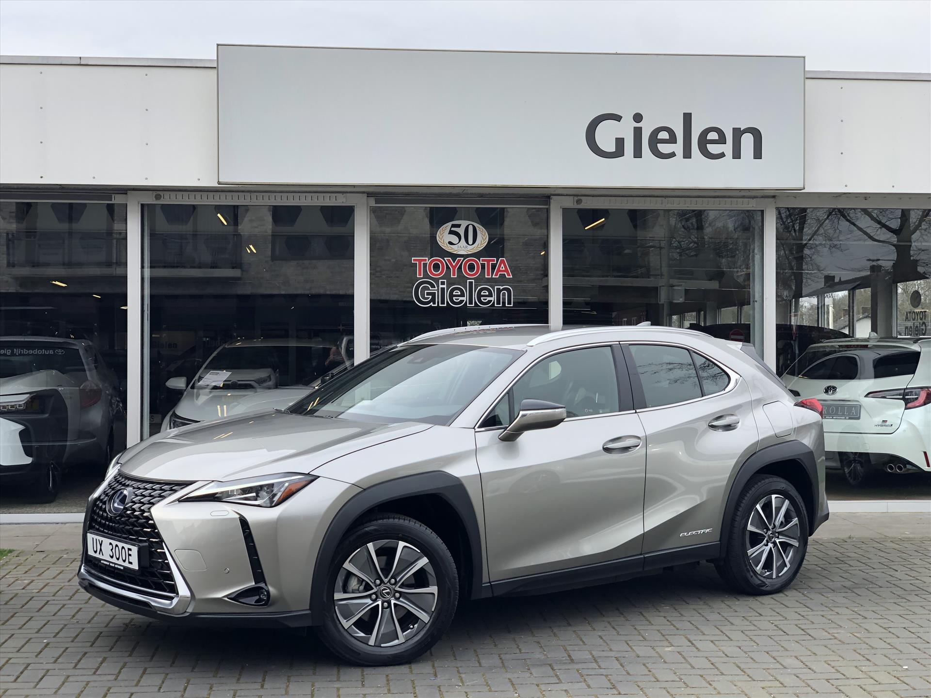 Lexus UX 300e 204pk Luxury | Leder, Stoelventilatie, Stuurverwarming, Keyless, Parkeersensoren, Volledig Elektrisch, Zeer weinig KM! 37149051-0.jpg | Autobedrijf Gielen