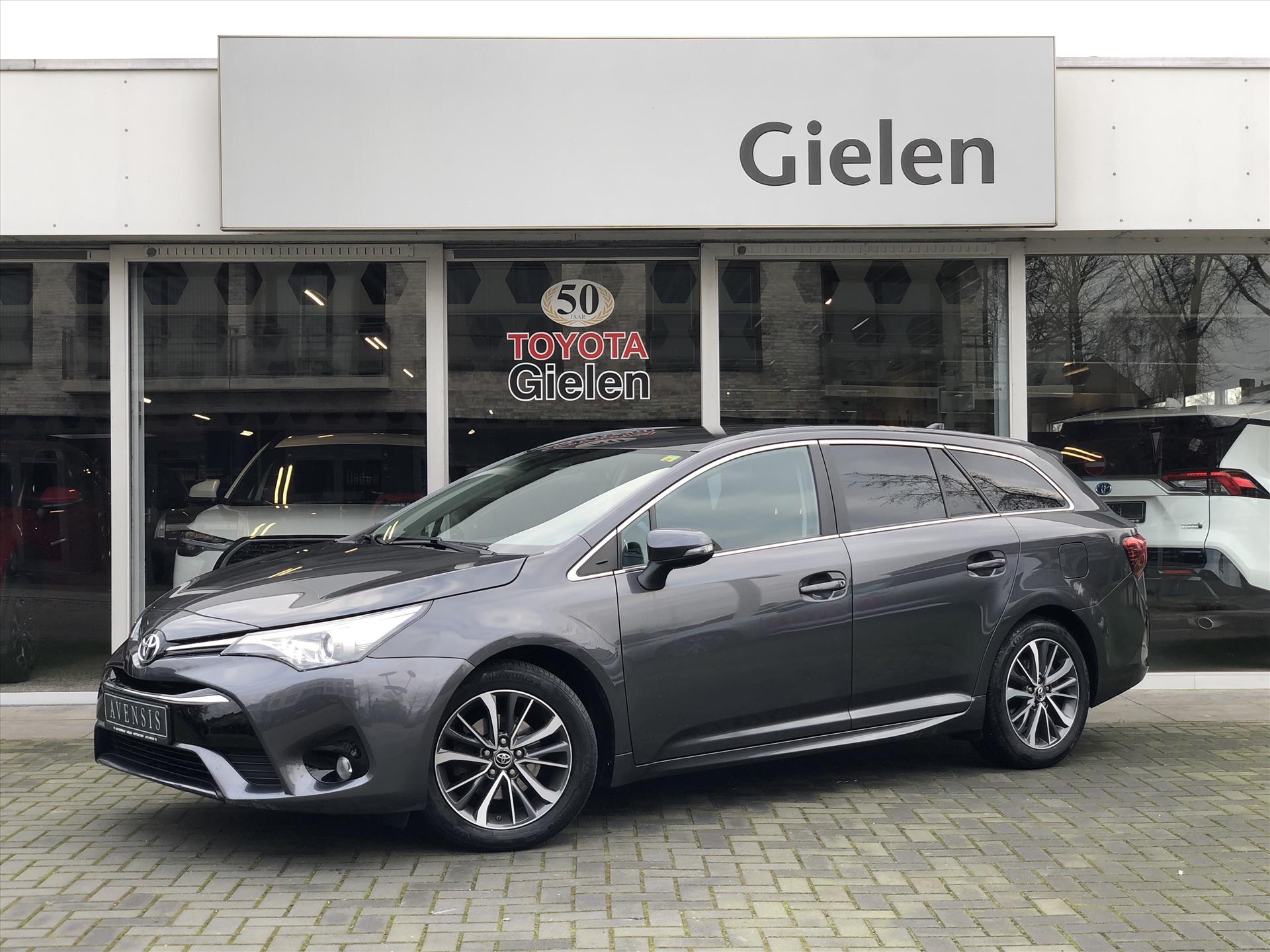 Toyota Avensis Touring Sports 1.8 VVT-I CVT Dynamic Plus | Trekhaak, Stoelverwarming, 17inch, Privacy Glass, Parkeercamera, 1600KG Trekgewicht 37251126-0.jpg | Autobedrijf Gielen