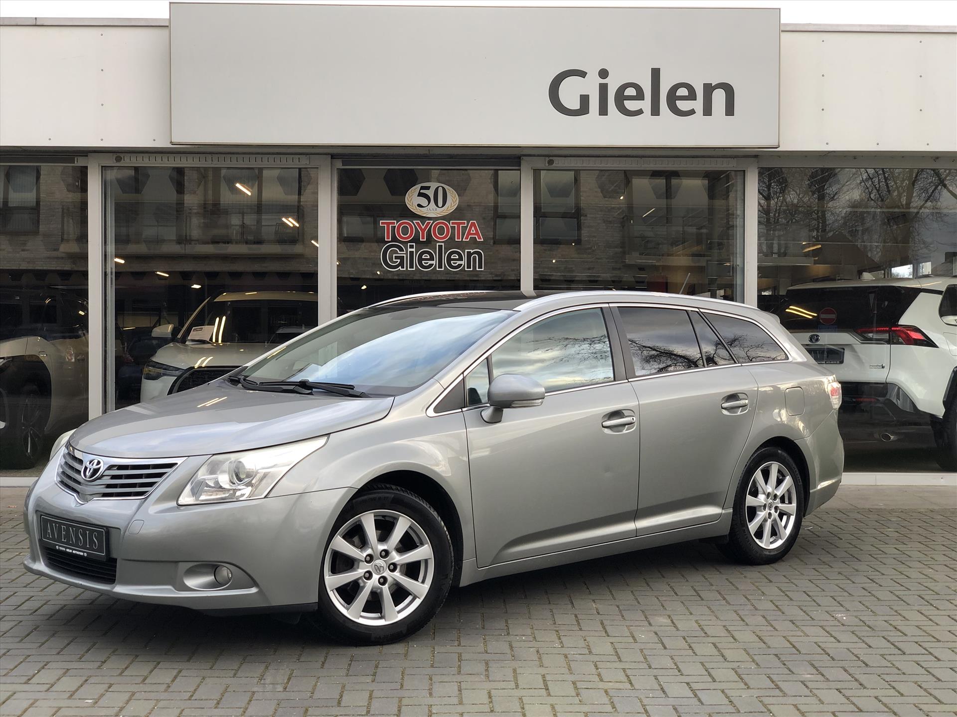 Toyota Avensis Wagon 1.8 VVT-I Panoramic Automaat | Trekhaak, Panoramadak, Navigatie, Parkeersensoren, Camera, Keyless, Lendensteun 37348037-0.jpg | Autobedrijf Gielen