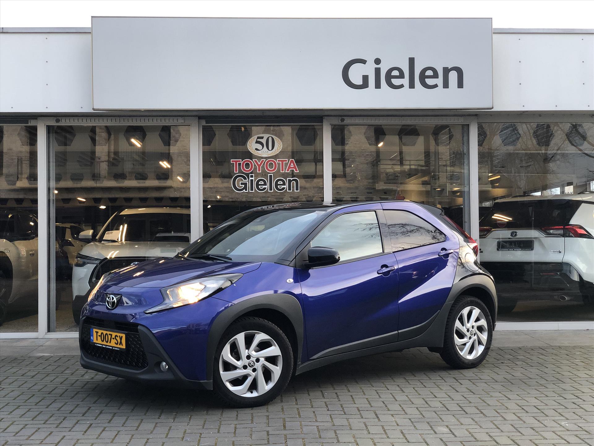 Toyota Aygo X 1.0 VVT-i Automaat Envy | Smart connect, Stoelverwarming, Keyless, Navigatie, Climate control, Licht + Regensensor 37361786-0.jpg | Autobedrijf Gielen