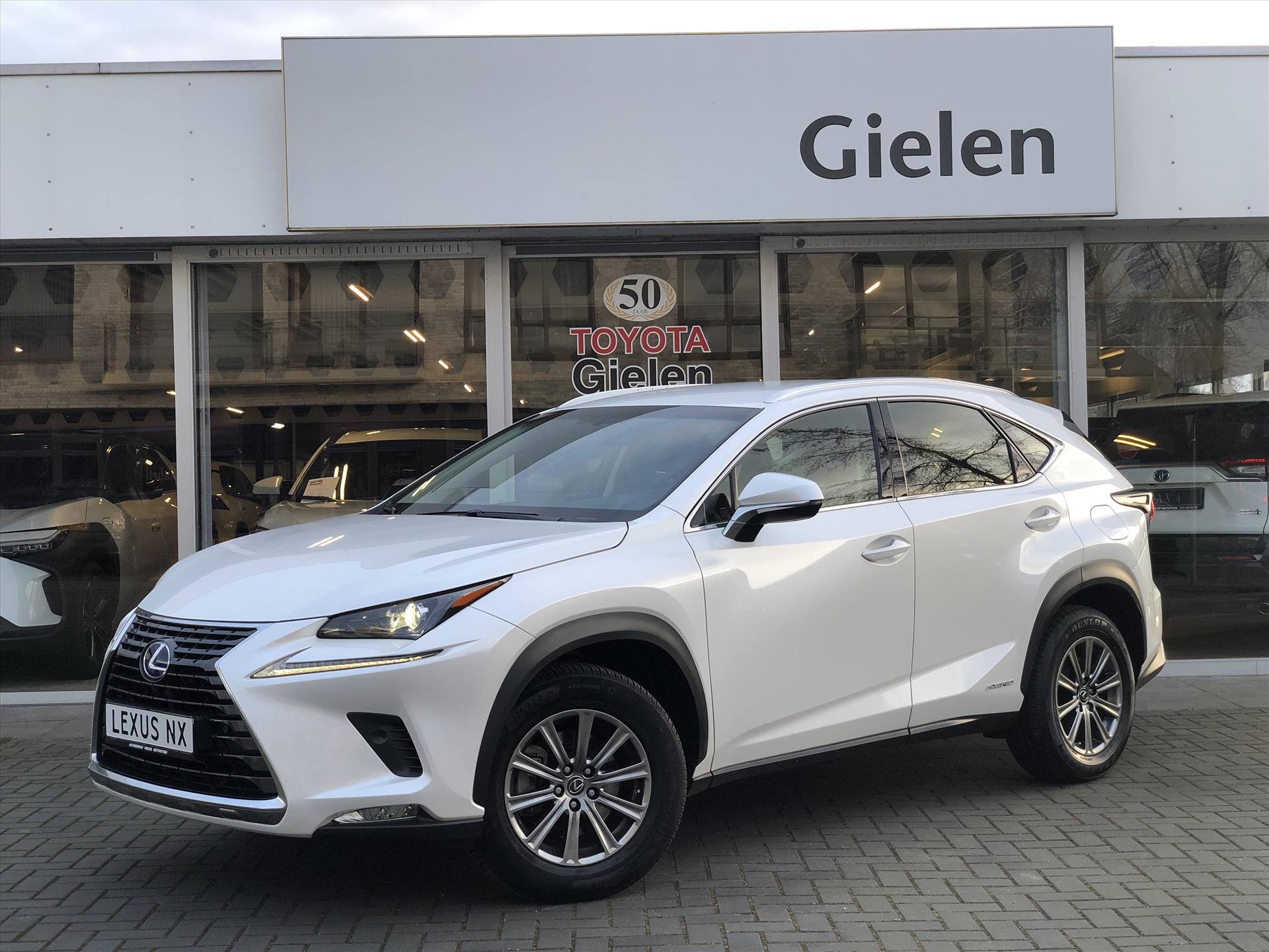 Lexus NX 300h AWD Business Line Plus | Leer, Stoelverwarming, Navigatie, Keyless, Elektrisch bedienbare achterklep, Zeer netjes! 37402521-0.jpg | Autobedrijf Gielen