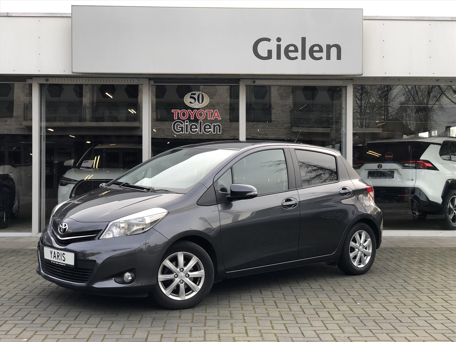 Toyota Yaris 1.3 VVT-i 99pk Dynamic | Lichtmetalen velgen, Privacy Glass, Parkeercamera, Bluetooth, Stuurbediening, Weinig KM! 37489842-0.jpg | Autobedrijf Gielen