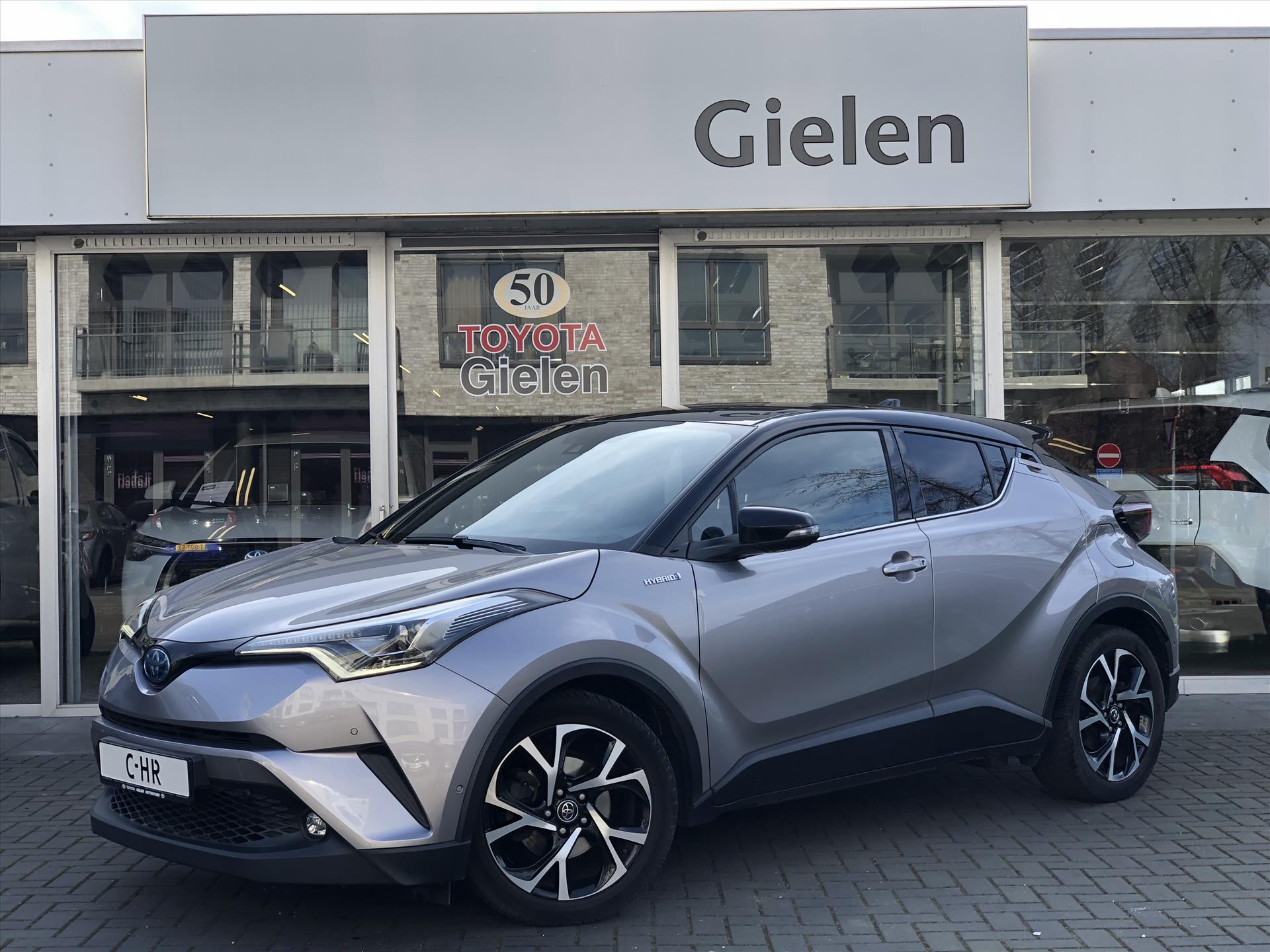 Toyota C-HR 1.8 Hybrid Bi-Tone Plus | JBL, Dodehoekherkenning, LED Pakket, Stoel + Stuurverwarming, Navigatie, Parkeersensoren 37502745-0.jpg | Autobedrijf Gielen