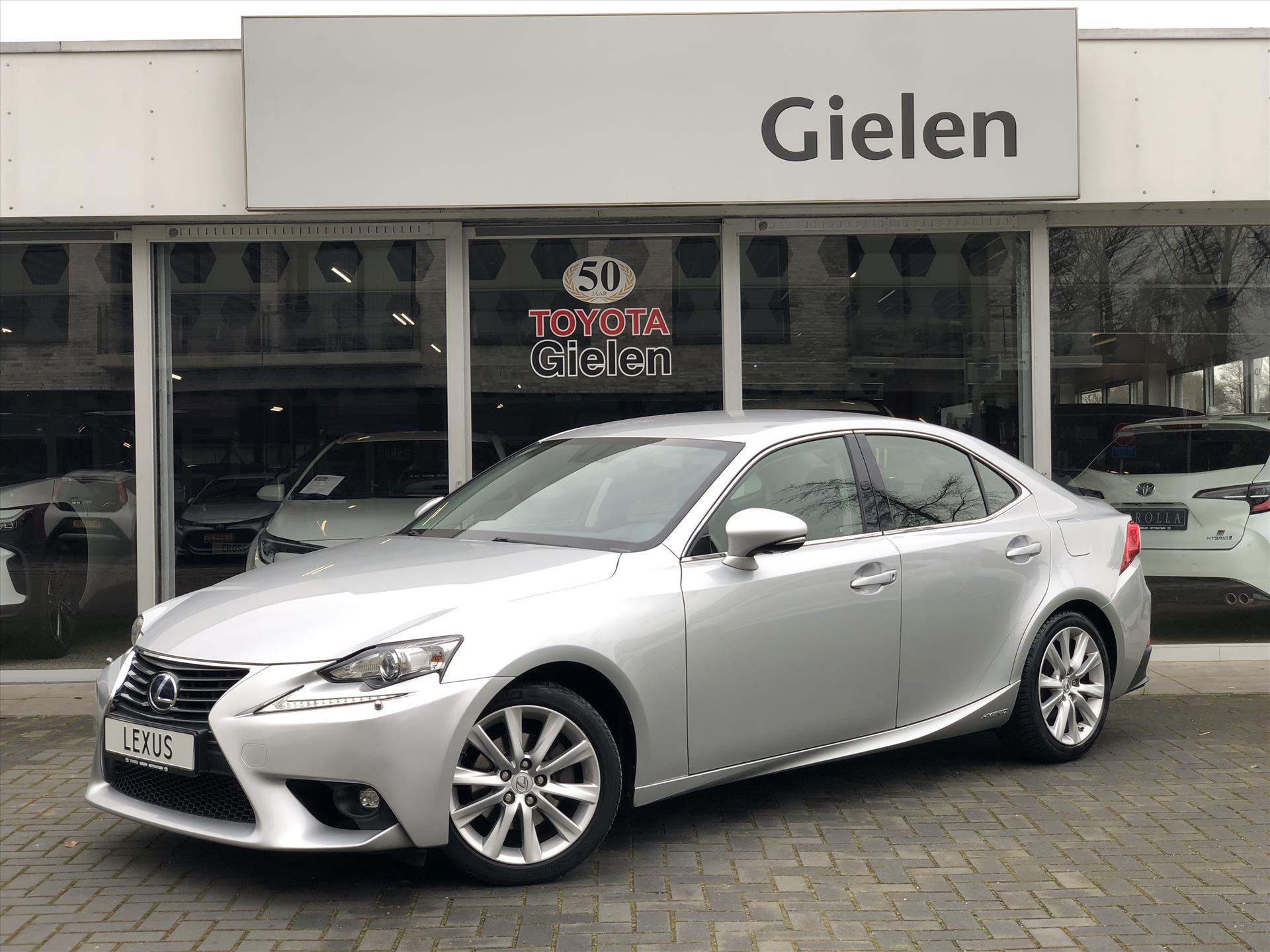 Lexus IS 300h 223PK Business Line | Navigatie, Cruise control, 17 inch, Climate control, Parkeercamera, ASC, Licht + Regensensor 37777969-0.jpg | Autobedrijf Gielen