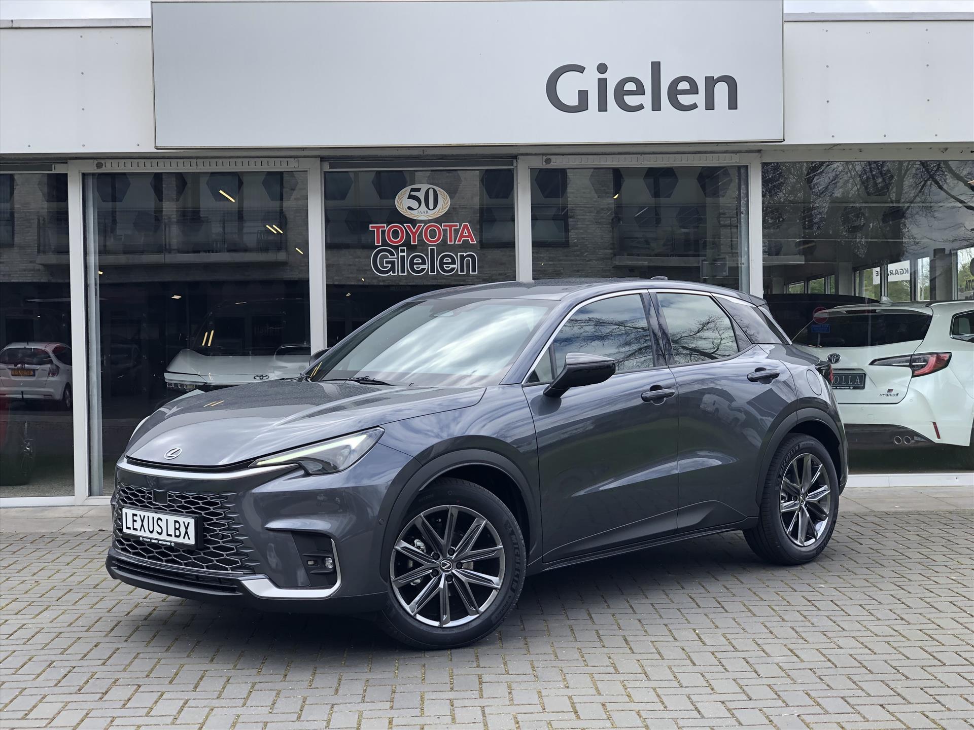 Lexus LBX 1.5 Hybrid Relax Advanced Pack | Mark Levinson, Head up display, 360 Camera, Leer, Dodehoekherkenning, Parkeersensoren 37806308-0.jpg | Autobedrijf Gielen