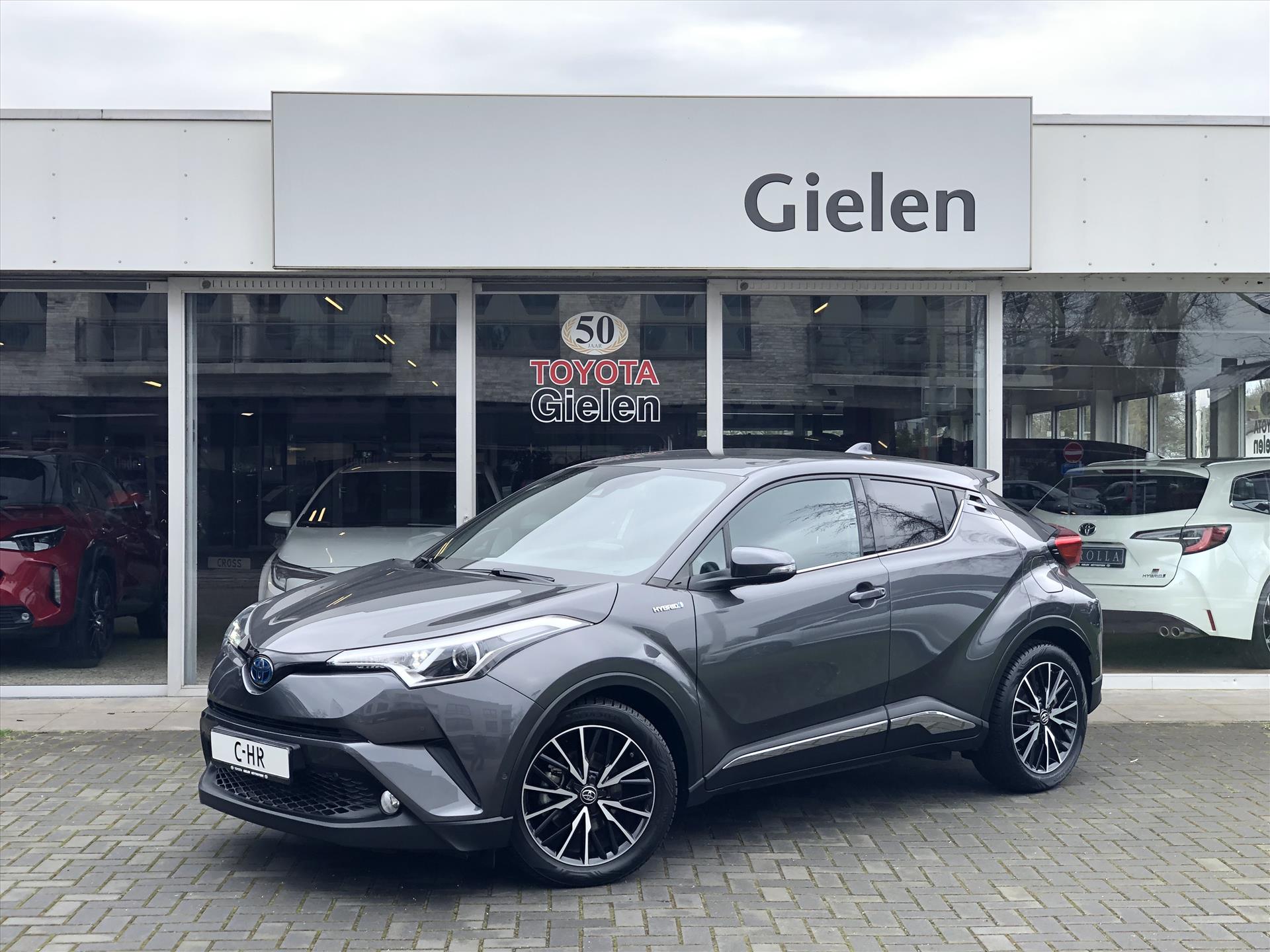 Toyota C-HR 1.8 Hybrid Style | Navigatie, JBL, Dodehoekherkenning, Parkeersensoren, Stoelverwarming, 18 inch, Zeer netjes! 37858847-0.jpg | Autobedrijf Gielen