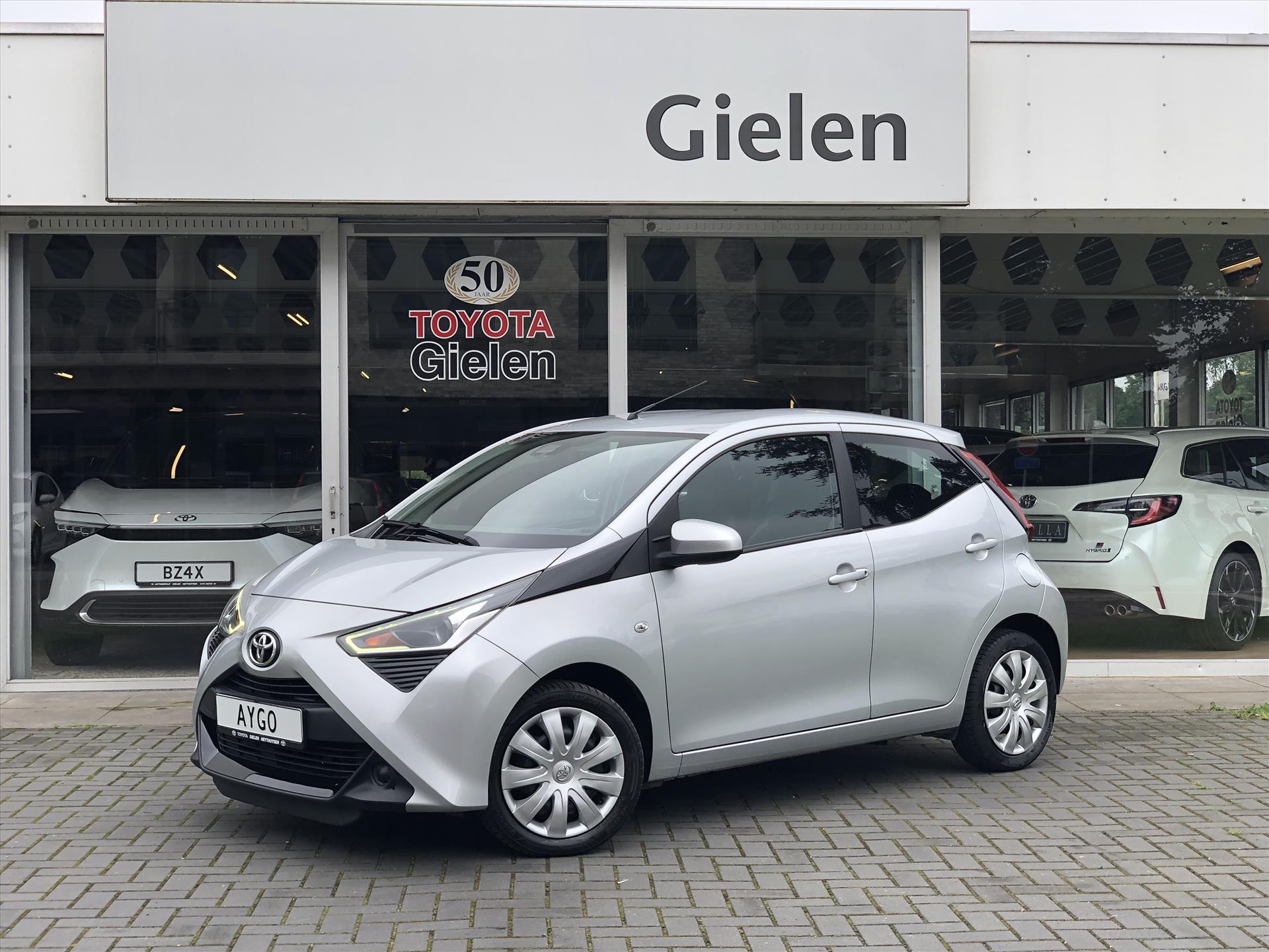 Toyota Aygo 1.0 VVT-i 72pk X-Play Plus | Apple CarPlay/Android Auto, Safety Sense, Parkeercamera, In hoogte verstelbare stoel, Stuurbedienin 38287576-0.jpg | Autobedrijf Gielen
