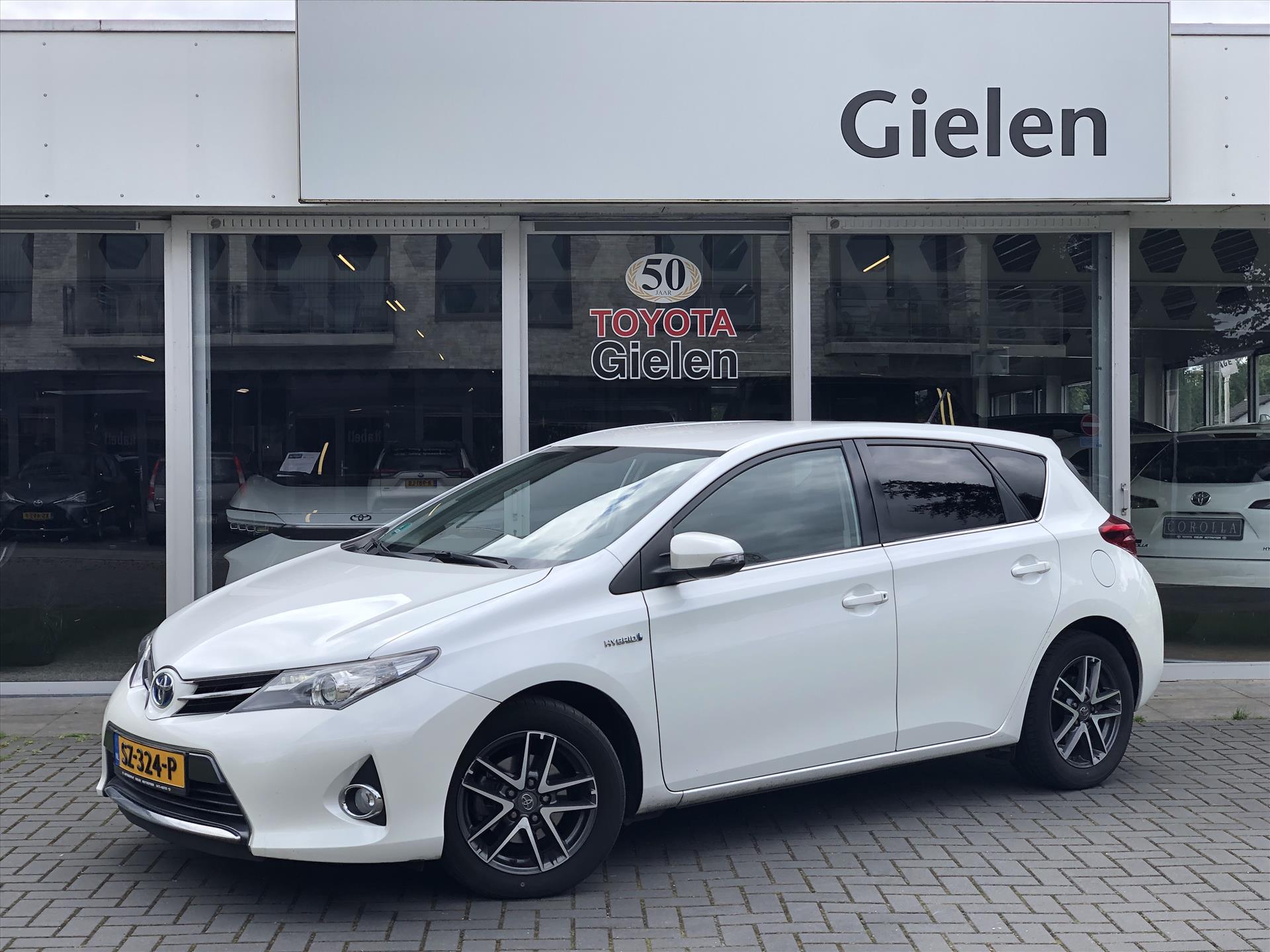 Toyota Auris 1.8 Hybrid Dynamic | Navigatie, Parkeercamera, 16 inch Lichtmetalen velgen, Privacy Glass, Bluetooth, Top onderhouden! 38482401-0.jpg | Autobedrijf Gielen