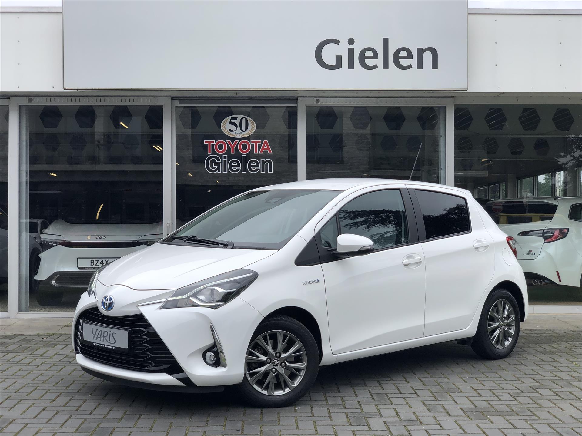 Toyota Yaris 1.5 Hybrid Dynamic | Eerste eigenaar, Navigatie, Keyless, Lichtmetalen velgen, Parkeercamera, Cruise control, Weinig KM! 38496349-0.jpg | Autobedrijf Gielen