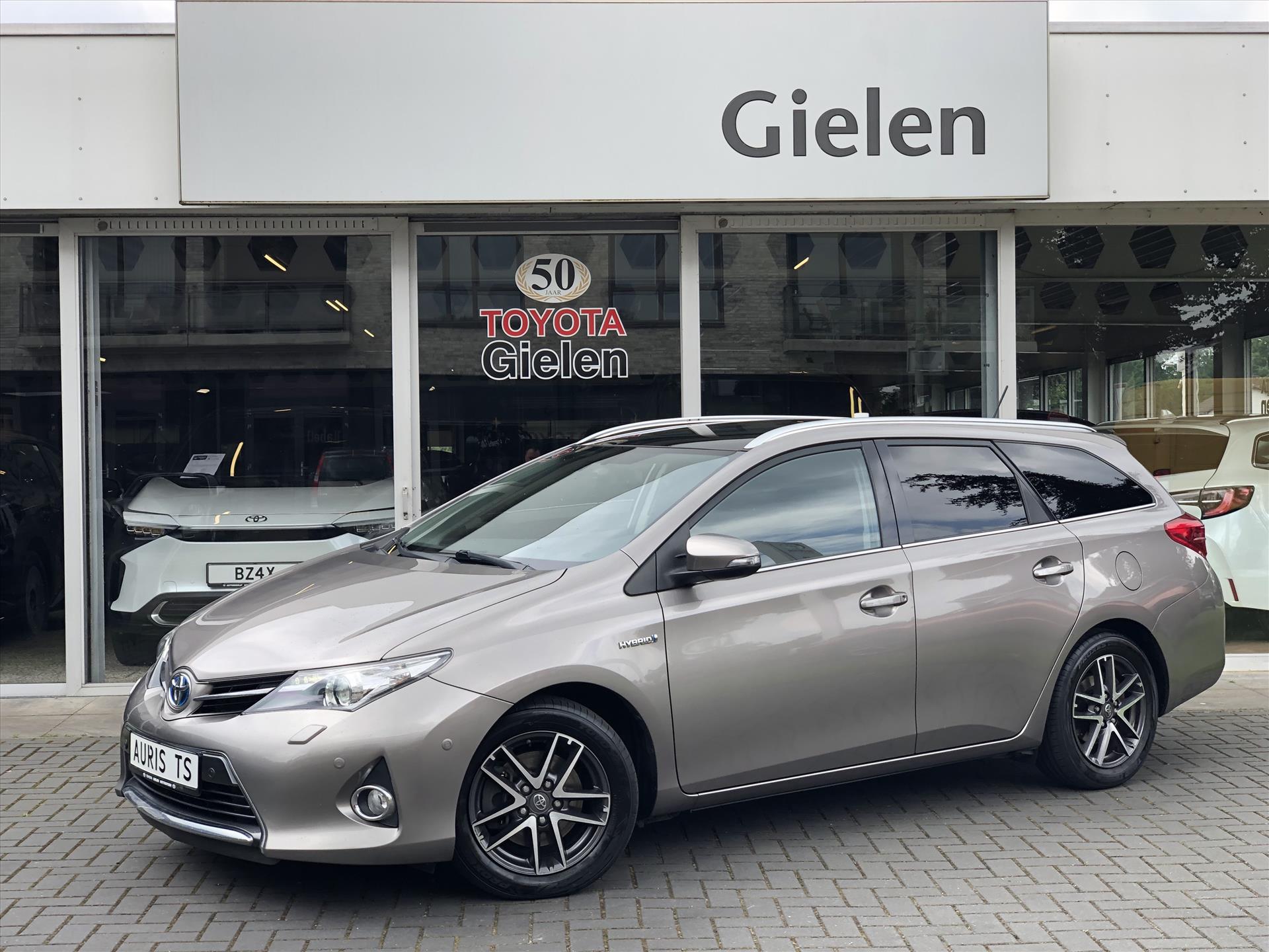 Toyota Auris Touring Sports 1.8 Hybrid Lease | Panoramadak, Navigatie, Parkeersensoren, Cruise control, 2e eigenaar, Parkeercamera, Climate control 38653297-0.jpg | Autobedrijf Gielen