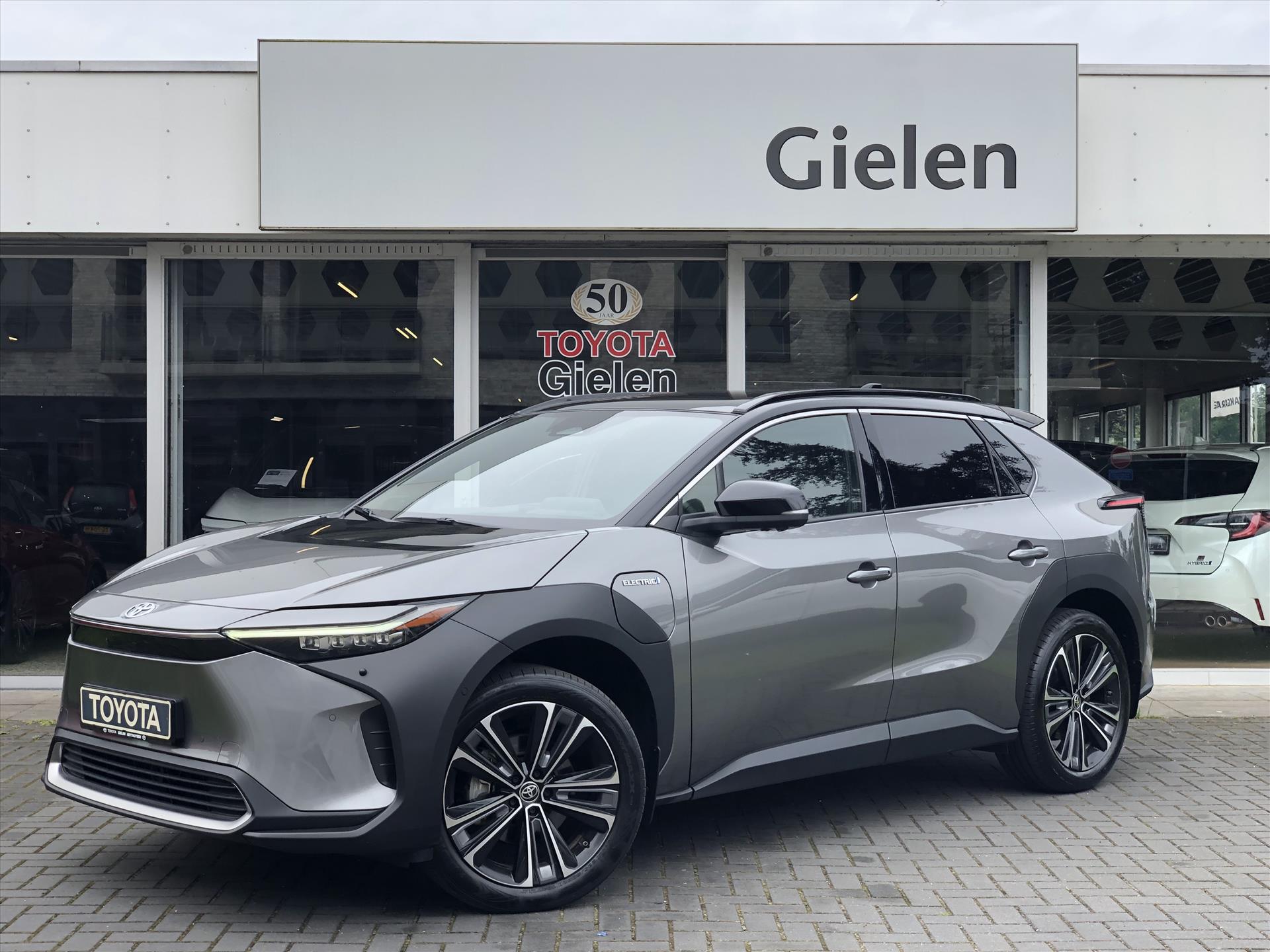 Toyota Bz4x 71,4 kWh 204pk Premium | Panoramadak, Leer, Stoelventilatie, Stuurverwarming, JBL, 360 Camera, Dodehoekherkenning 38853305-0.jpg | Autobedrijf Gielen