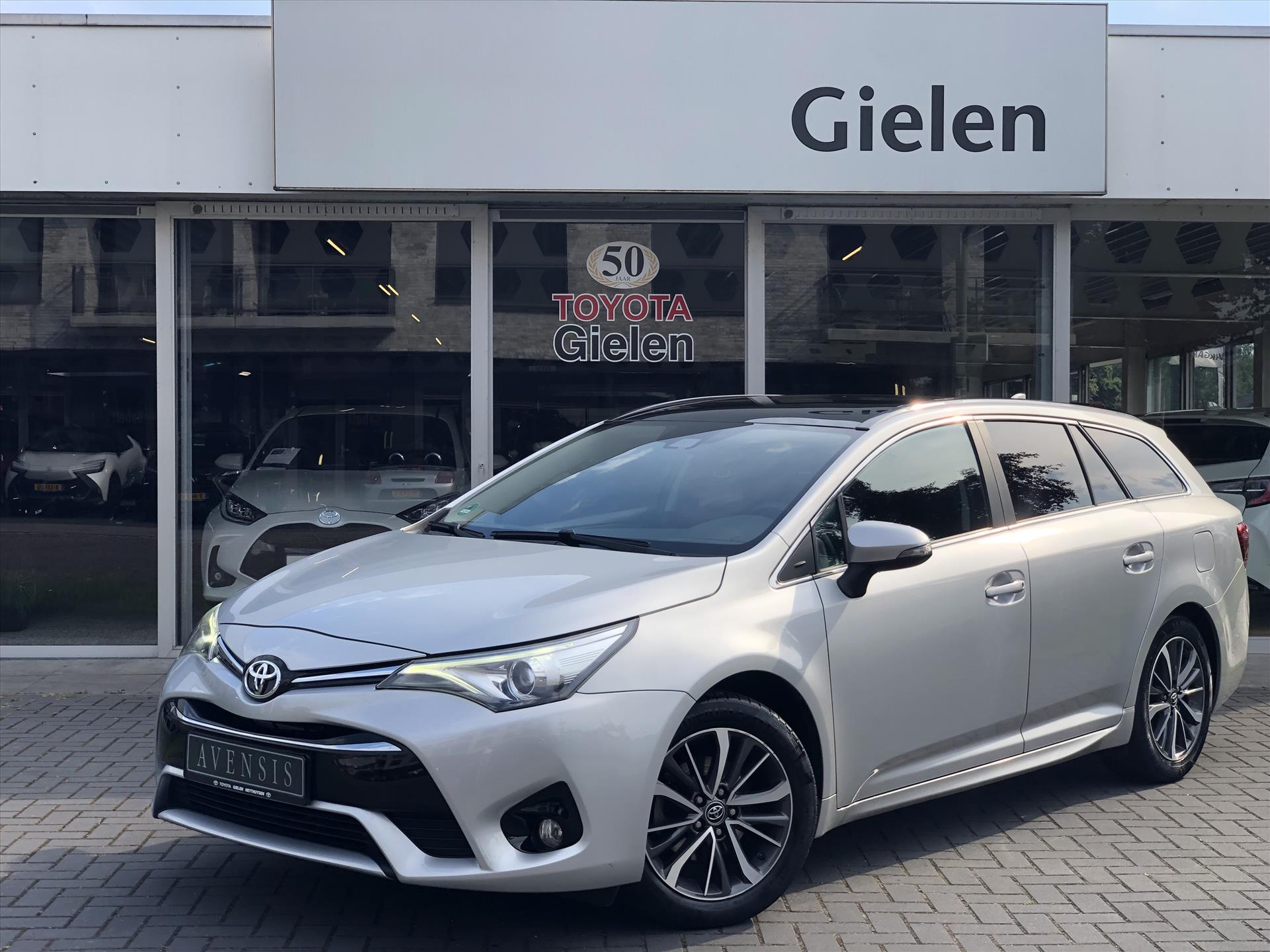 Toyota Avensis 1.8 VVT-I Dynamic Plus | Trekhaak, Panoramadak, 17inch, Leer, Stoelverwarming, Keyless, Navigatie, 1.600KG Trekgewicht 39000575-0.jpg | Autobedrijf Gielen