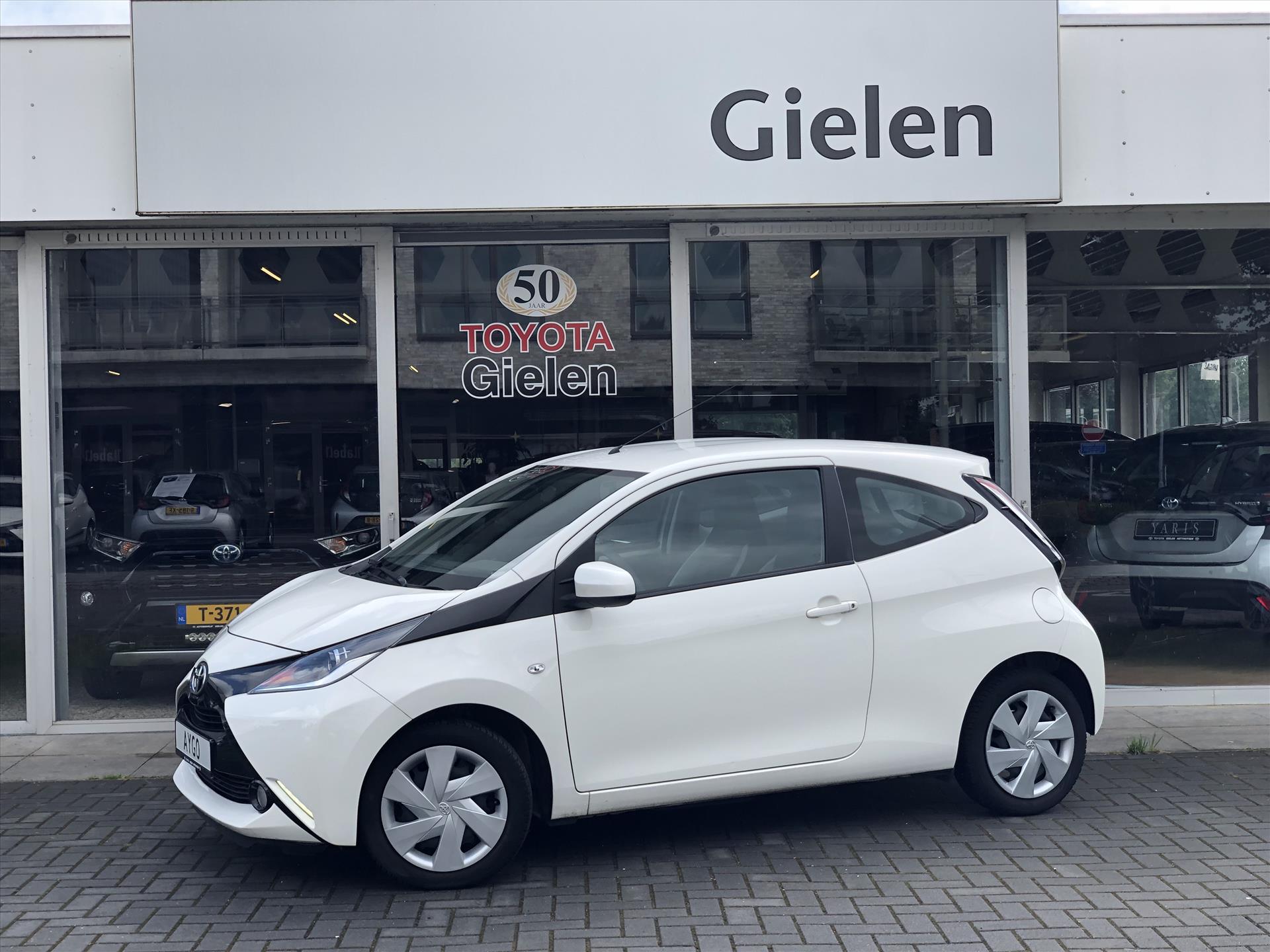 Toyota Aygo 1.0 VVT-i X-Play | Eerste eigenaar, Navigatie, Parkeercamera, Snelheidsbegrenzer, Airco, In hoogte verstelbare stoel 39080062-0.jpg | Autobedrijf Gielen