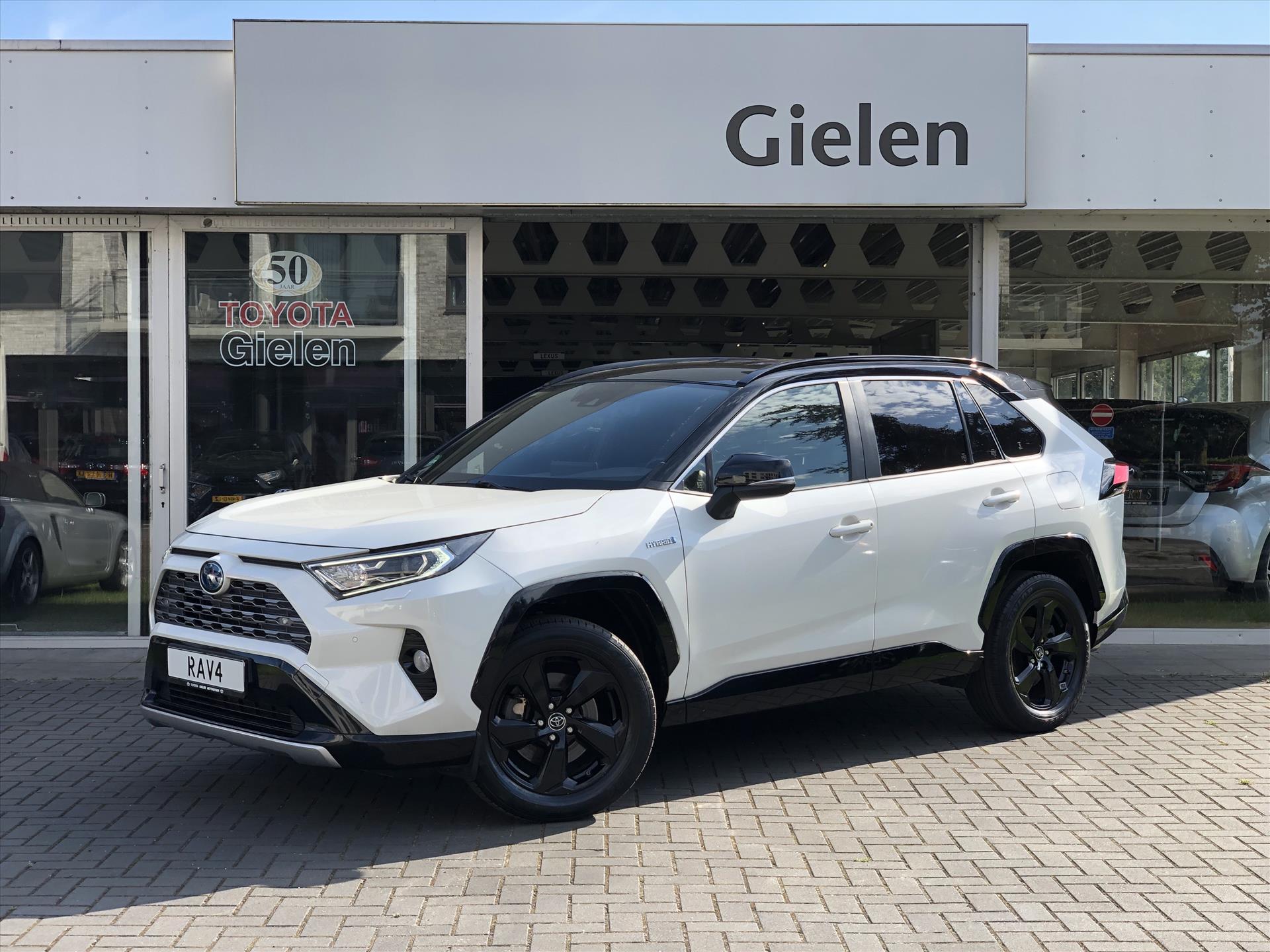 Toyota RAV4 2.5 Hybrid Bi-Tone | Navigatie, Apple CarPlay/Android Auto, Parkeersensoren, Elektrische achterklep, Stoel + Stuurverwarming 39301235-0.jpg | Autobedrijf Gielen