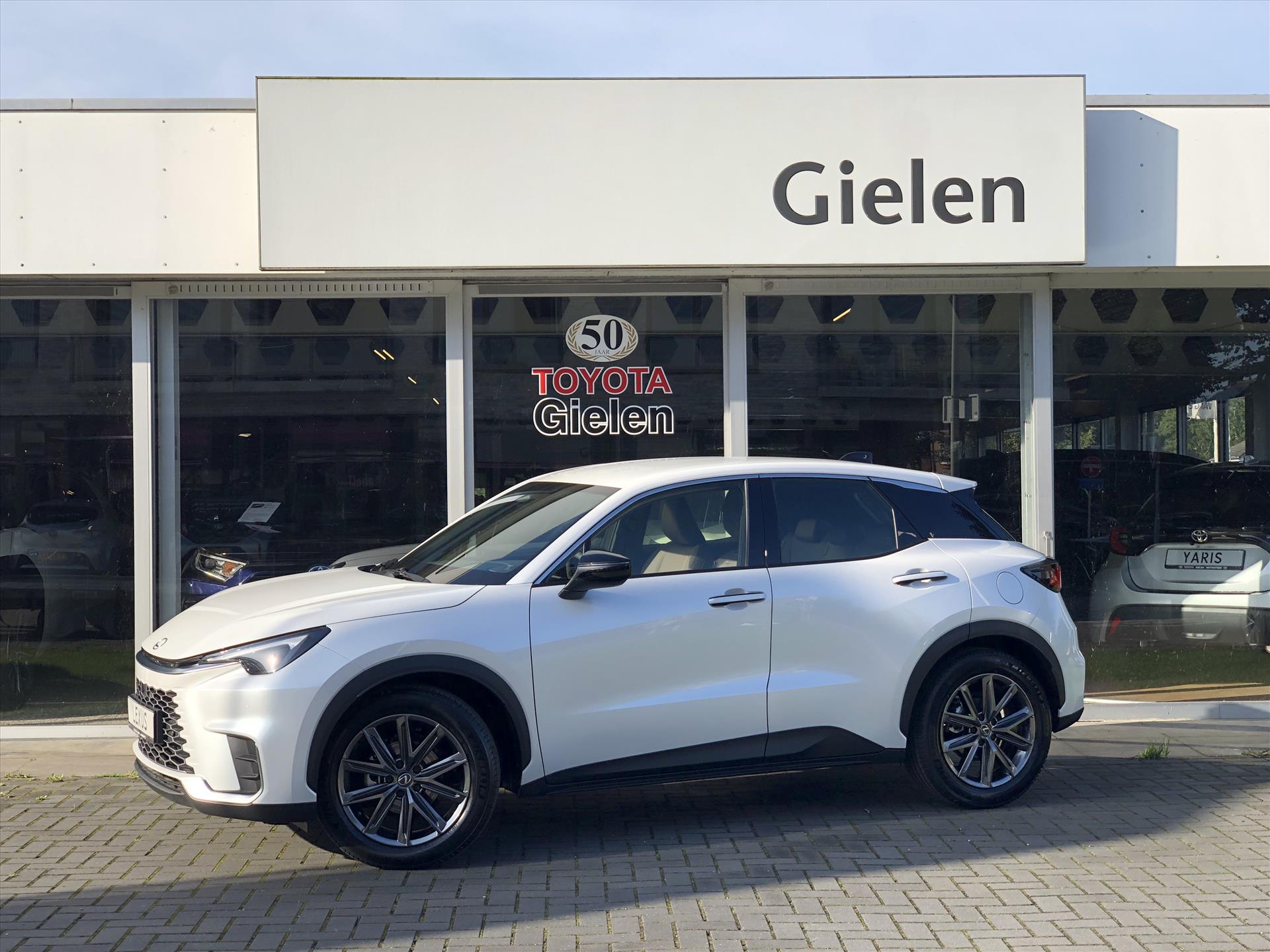 Lexus LBX 1.5 Hybrid Elegant | Leer, 18 inch, Stoel + Stuurverwarming, Dodehoekherkenning, Parkeersensoren, Keyless 39468378-0.jpg | Autobedrijf Gielen