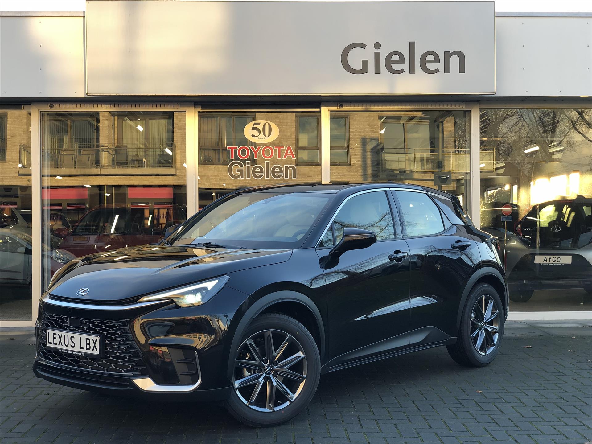 Lexus LBX 1.5 Hybrid Elegant Tech Pack | Leer, 18 inch, Stoel + Stuurverwarming, Dodehoekherkenning, Parkeersensoren, Elektrische achterkl 39468378-0.jpg | Autobedrijf Gielen