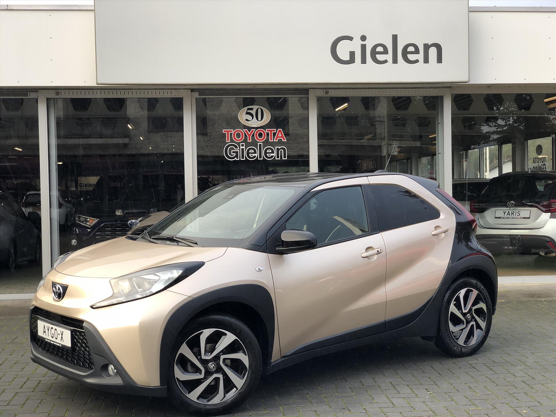 Toyota Aygo X 1.0 VVT-i MT 72pk Pulse Plus | Stoelverwarming, 17 inch, Apple CarPlay/Android Auto, Privacy Glass 39935778-0.jpg | Autobedrijf Gielen