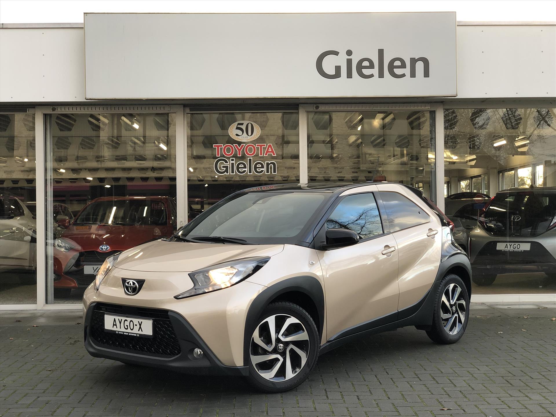 Toyota Aygo X 1.0 VVT-i MT 72pk Pulse Plus | Stoelverwarming, 17 inch, Apple CarPlay/Android Auto, Privacy Glass 39935778-0.jpg | Autobedrijf Gielen