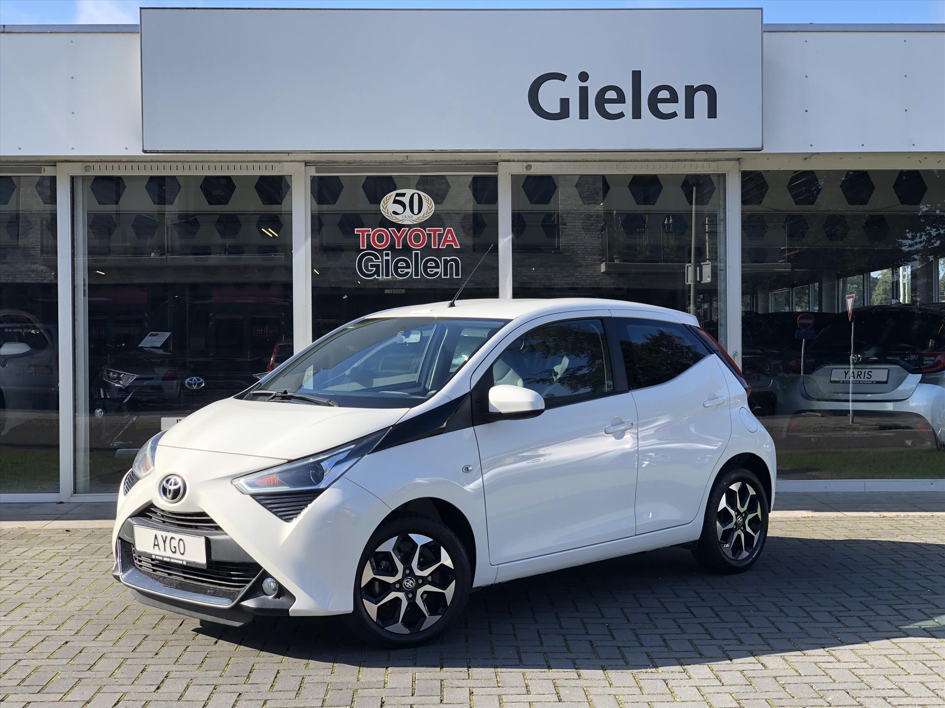 Toyota Aygo 1.0 VVT-i x-joy | Apple CarPlay/Android Auto, lichtmetalen velgen, Airconditioning, In hoogte verstelbare stoel, Parkeercamera 40031080-0.jpg | Autobedrijf Gielen
