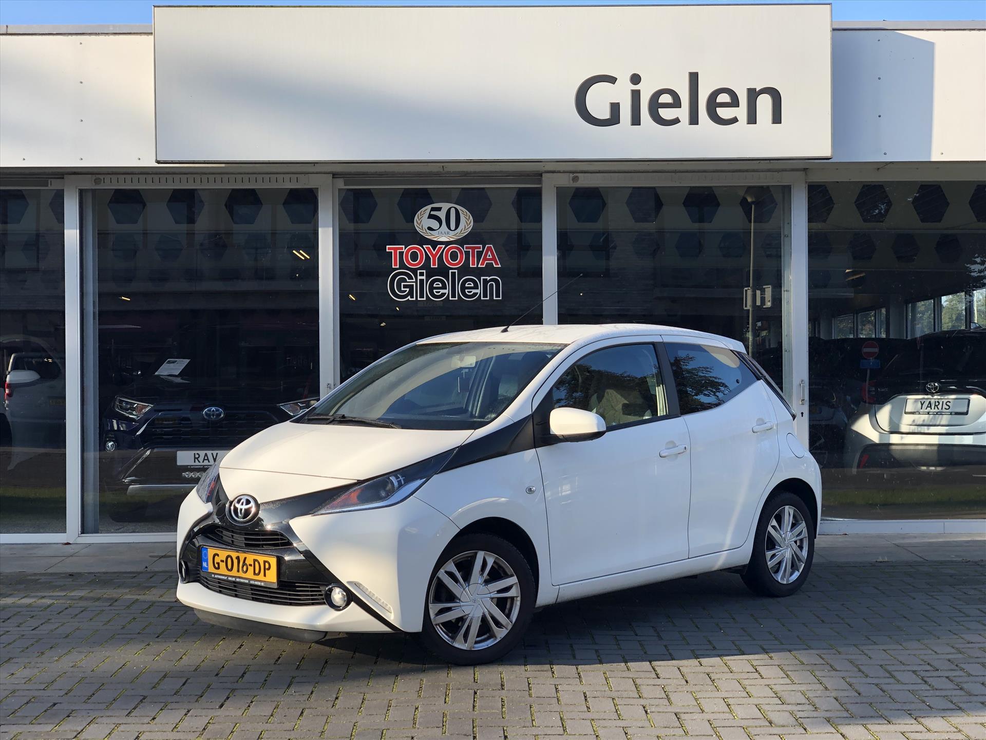 Toyota Aygo 1.0 VVT-i x-play | Lichtmetalen velgen, Airco, Parkeercamera, In hoogte verstelbare stoel, Stuurbediening 40057030-0.jpg | Autobedrijf Gielen