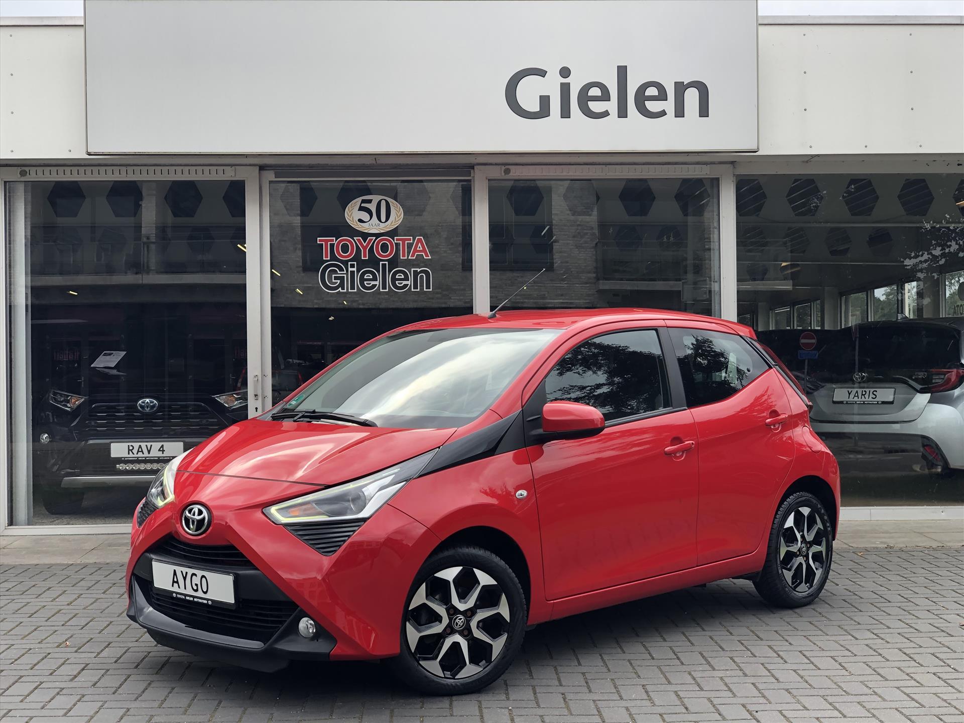 Toyota Aygo 1.0 VVT-i x-joy Automaat | Apple CarPlay/Android Auto, In hoogte verstelbare stoel, Airco, Stuurbediening, Snelheidsbegrenzer 40112671-0.jpg | Autobedrijf Gielen