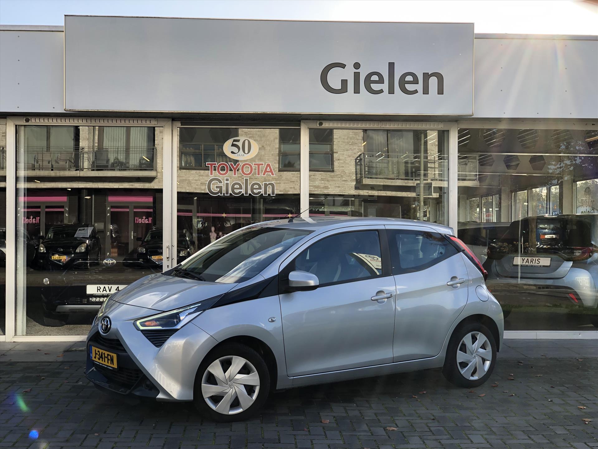 Toyota Aygo 1.0 VVT-i 5D x-play | Apple CarPlay/Android Auto, Parkeercamera, Stuurbediening, In hoogte verstelbare stoel 40216922-0.jpg | Autobedrijf Gielen