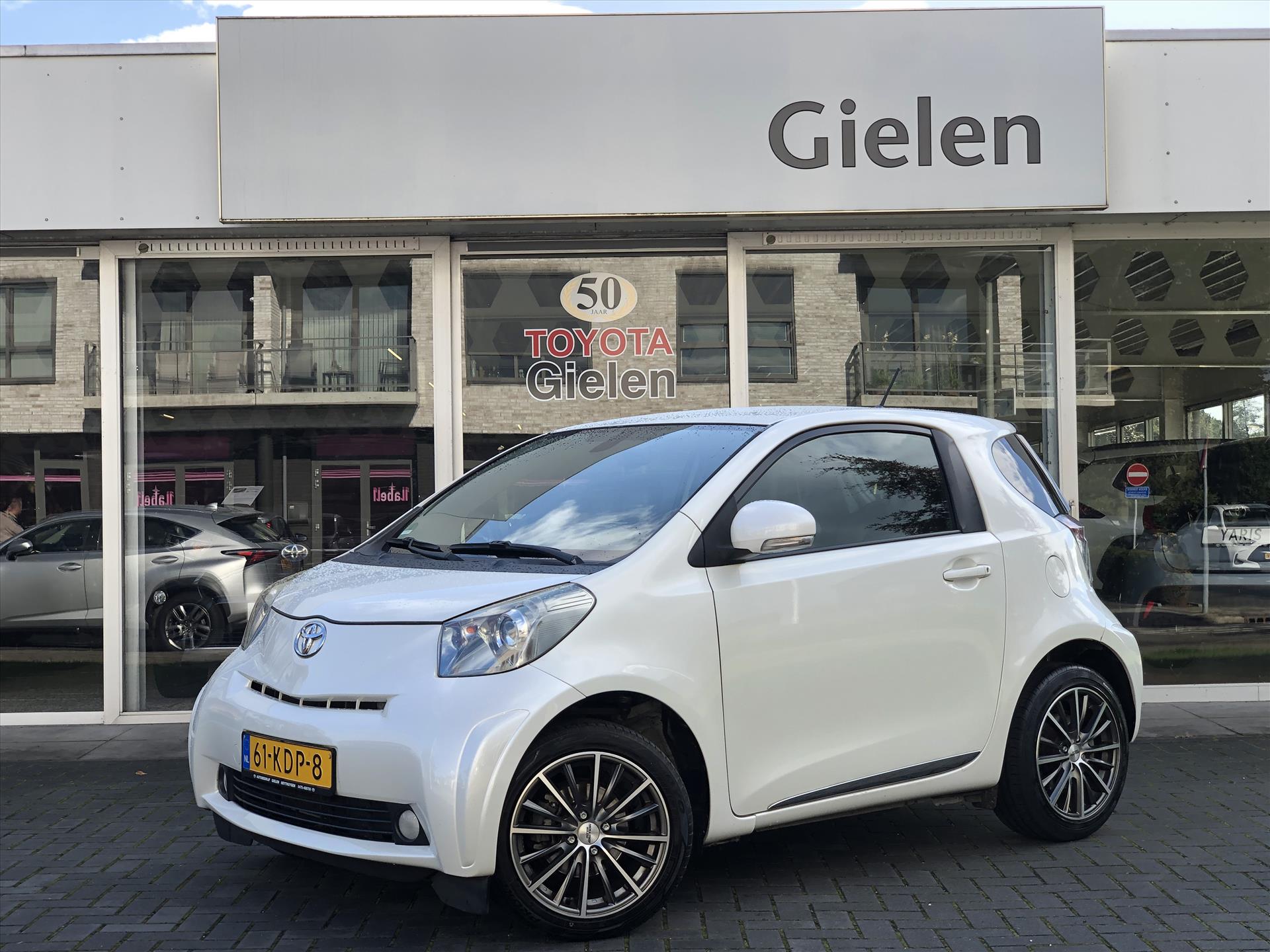 Toyota iQ 1.0 VVT-i CVT Automaat Aspiration Plus | Leer, Stoelverwarming, Parkeersensoren, Navigatie, Parelmoer wit, Spoiler, Uniek! 40421248-0.jpg | Autobedrijf Gielen