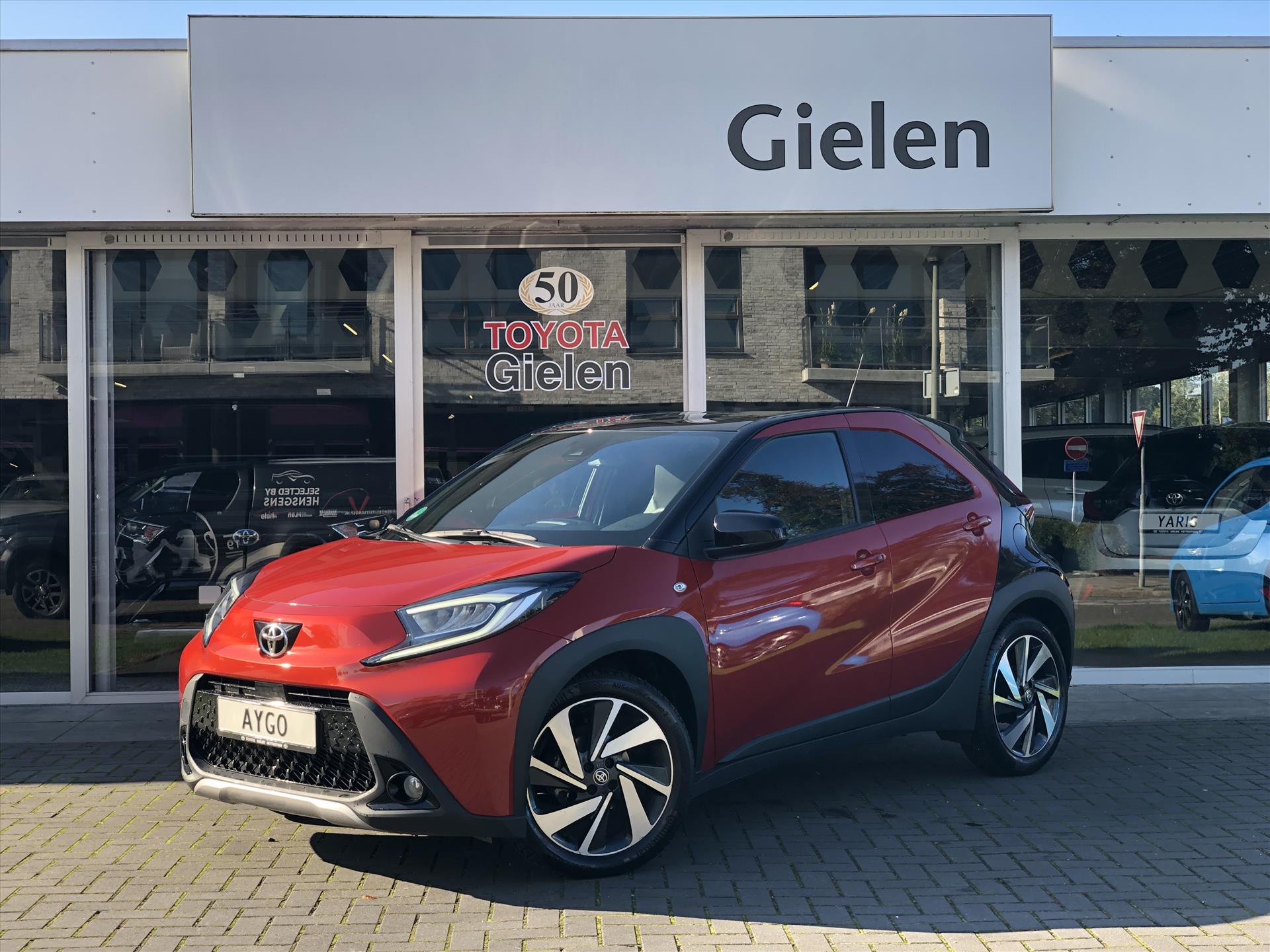 Toyota Aygo X 1.0 VVT-i S-CVT Automaat Premium | Half Leer, 18inch, Keyless, Stoelverwarming, Parkeersensoren, Groot Scherm, Zeer compleet! 40614973-0.jpg | Autobedrijf Gielen