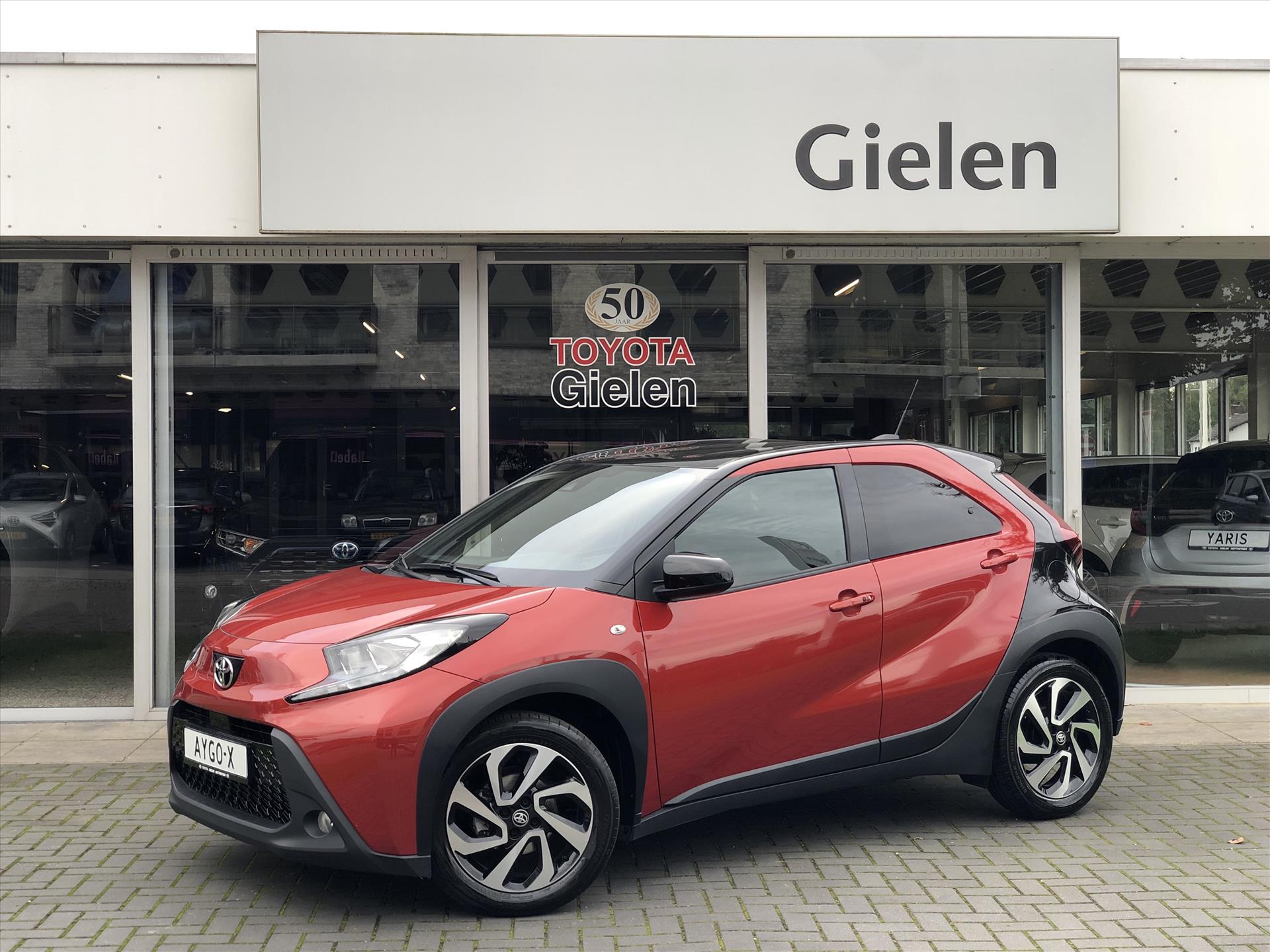 Toyota Aygo X 1.0 VVT-i MT 72pk Pulse Plus | Stoelverwarming, 17 inch, Apple CarPlay/Android Auto, Privacy Glass 40765442-0.jpg | Autobedrijf Gielen