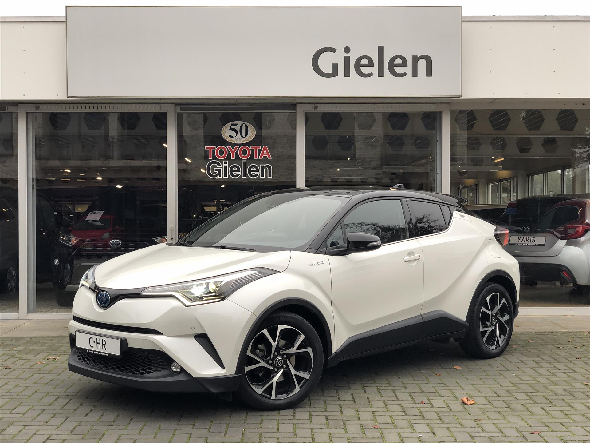 Toyota C-HR 1.8 Hybrid Bi-Tone Plus | JBL, Dodehoekherkenning, Parkeersensoren, Stoel + Stuurverwarming, Navigatie 40995148-0.jpg | Autobedrijf Gielen