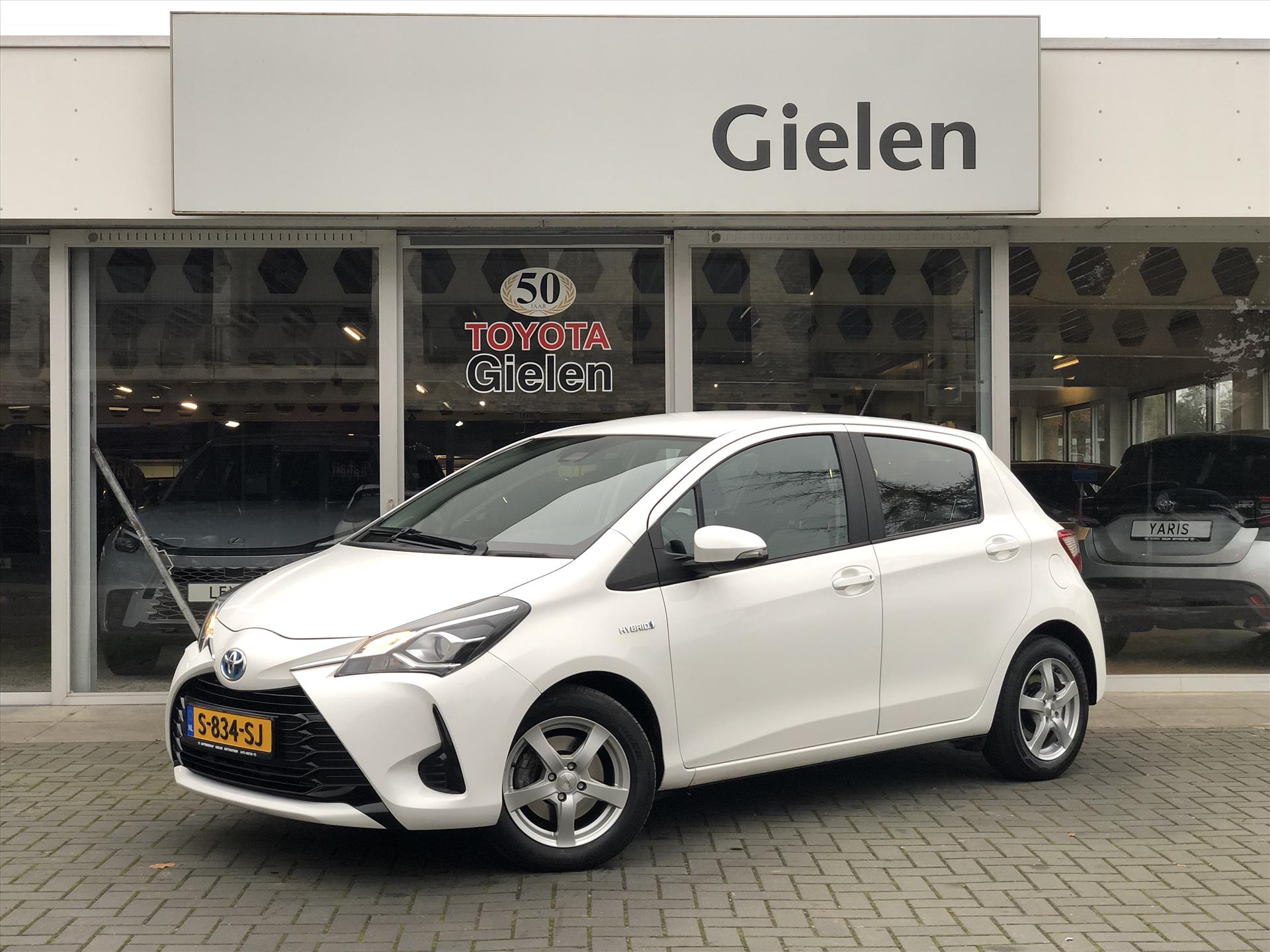 Toyota Yaris 1.5 Hybrid Aspiration Plus | Lichtmetalen velgen, Stoelverwarming, Cruise control, Parkeercamera, Bluetooth, Safety sense 41259635-0.jpg | Autobedrijf Gielen