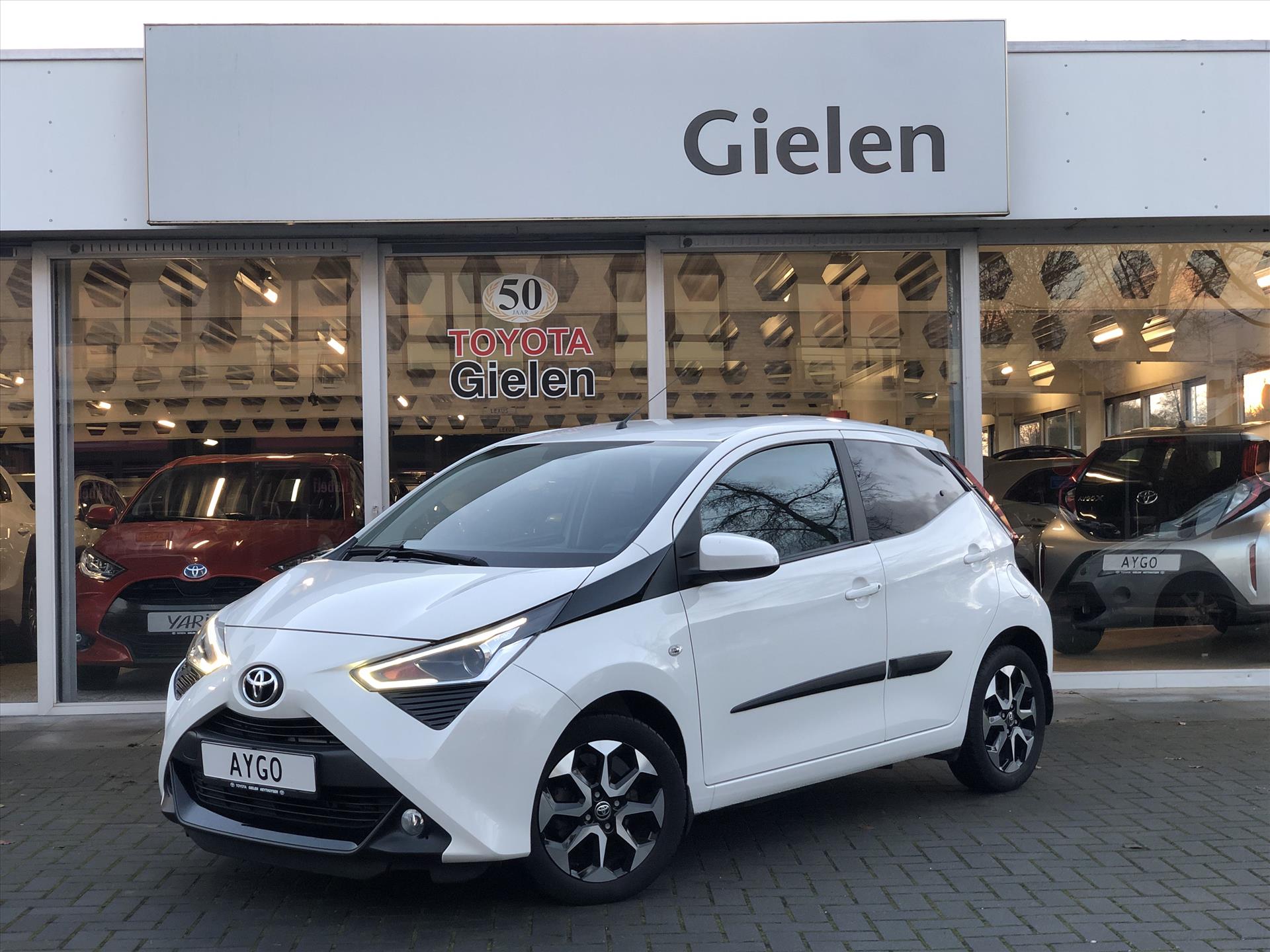 Toyota Aygo 1.0 VVT-i X-Joy | Eerste eigenaar, Lichtmetalen velgen, CarPlay, Privacy glass, Climate control, Parkeercamera, Weinig KM! 41450448-0.jpg | Autobedrijf Gielen