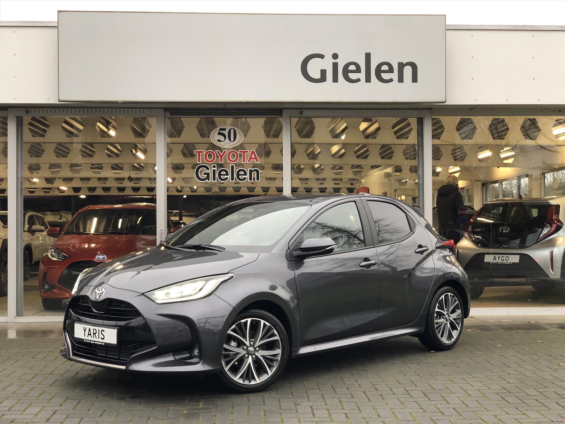 Toyota Yaris 1.5 Hybrid 130 Executive | Dodehoekherkenning, Parkeersensoren, 17 inch, Keyless, Stoel + Stuurverwarming 41541208-0.jpg | Autobedrijf Gielen