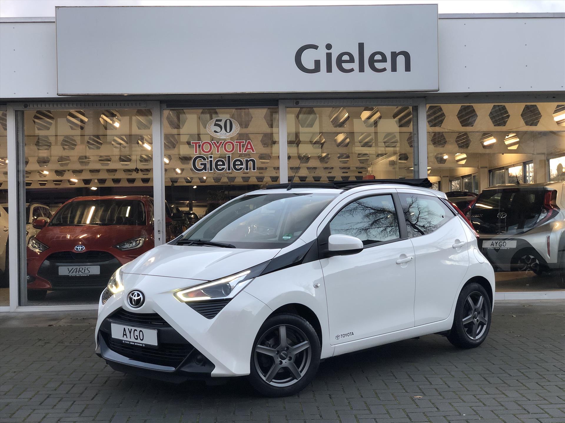 Toyota Aygo 1.0 VVT-i X-Wave Cabrio | Open dak, Lichtmetalen velgen, Apple CarPlay/Android Auto, Parkeercamera, In hoogte verstelbare stoel 41547714-0.jpg | Autobedrijf Gielen