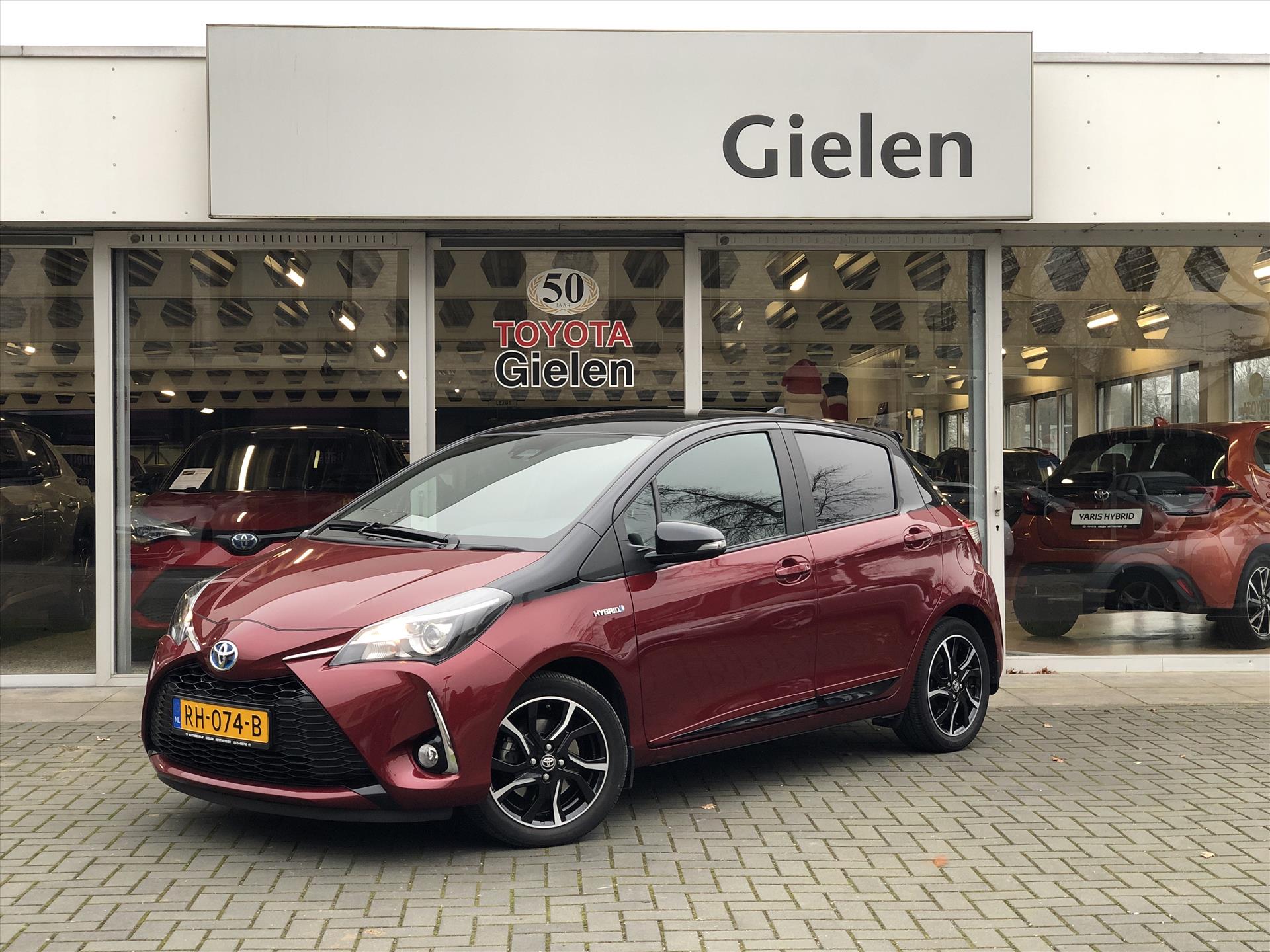 Toyota Yaris 1.5 Hybrid Bi-Tone | Eerste eigenaar, 16 inch, Spoiler, Cruise control, Parkeercamera, Safety sense, Climate control 41625223-0.jpg | Autobedrijf Gielen