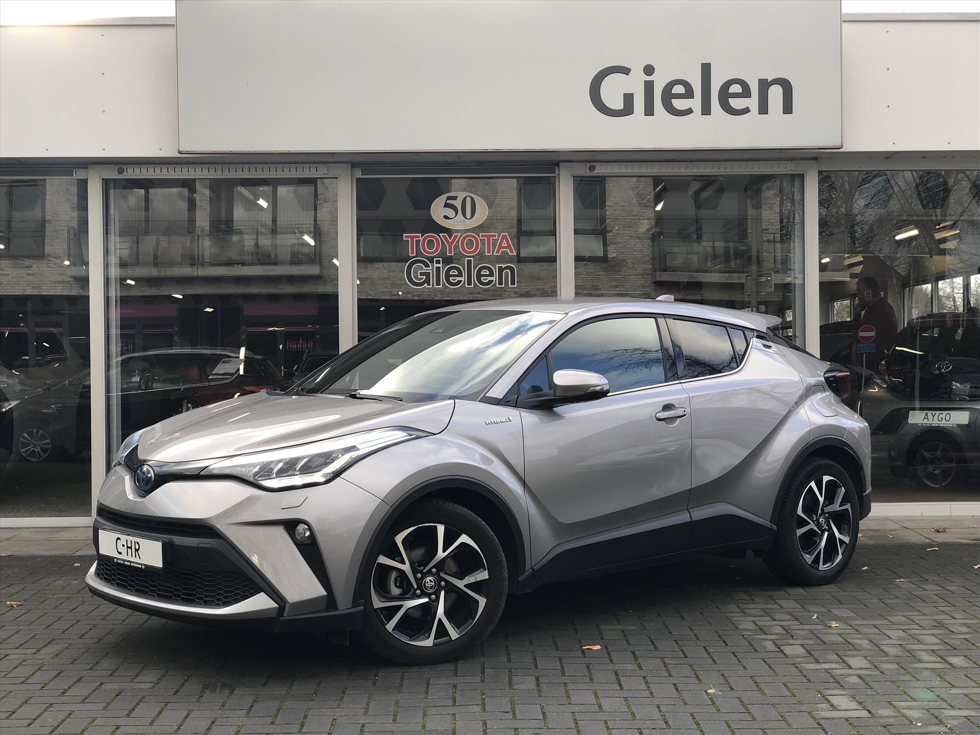Toyota C-HR 2.0 Hybrid 184pk Style Bi-Tone | Dodehoekherkenning, Stoel + Stuurverwarming, Keyless, CarPlay, Parkeersensoren 41687749-0.jpg | Autobedrijf Gielen