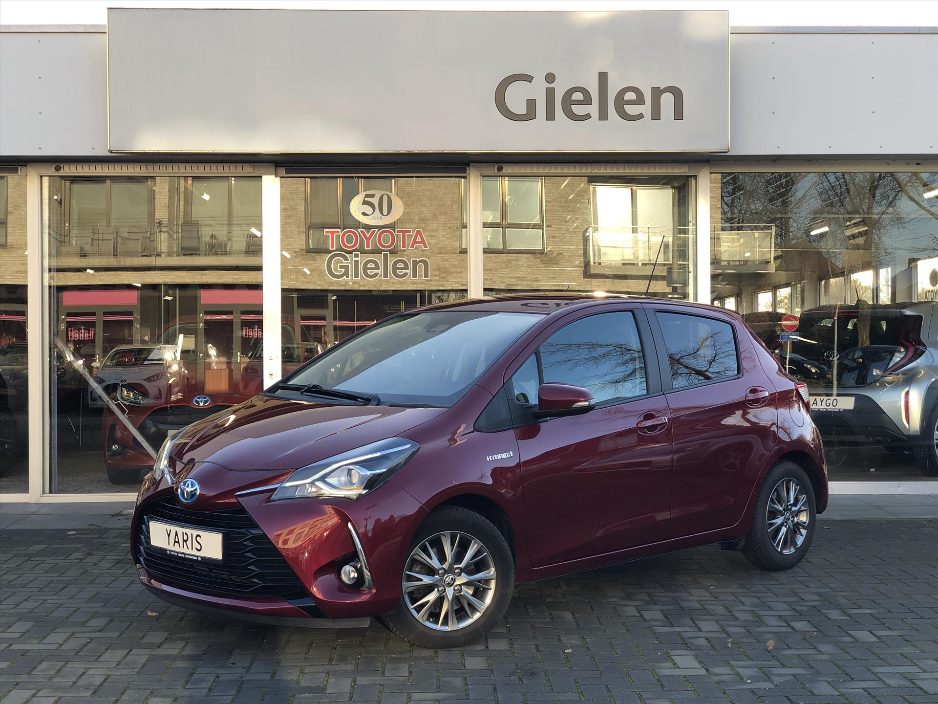 Toyota Yaris 1.5 Hybrid Dynamic | Navigatie, Lichtmetalen velgen, DAB, Keyless, Parkeercamera, Parelmoer rood, Privacy Glass 41744525-0.jpg | Autobedrijf Gielen